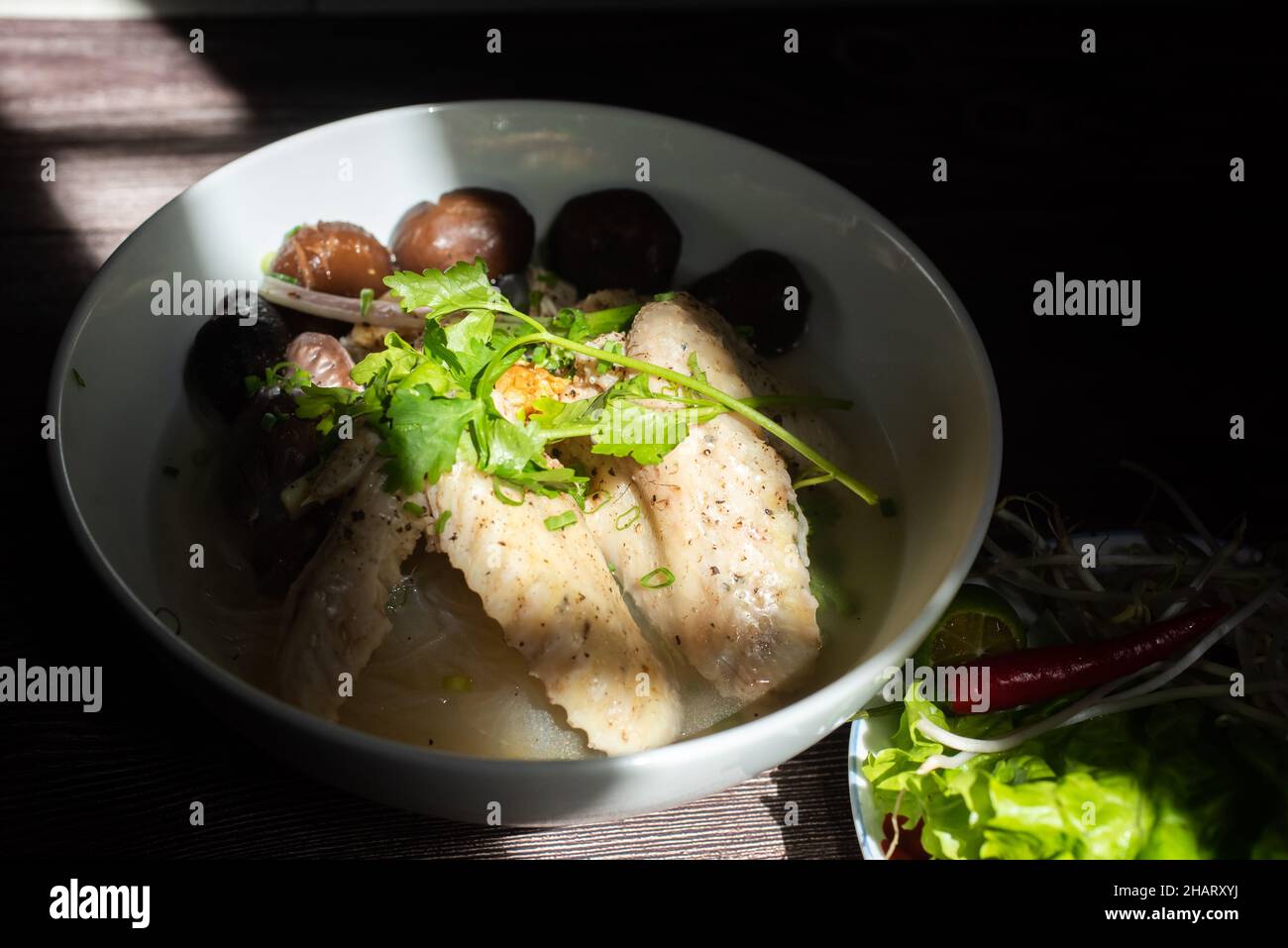 La soupe de nouilles aux champignons de poulet est un plat de petit déjeuner très populaire au Vietnam.Les ingrédients comprennent des nouilles de riz, des champignons, du poulet, des légumes et du spi Banque D'Images
