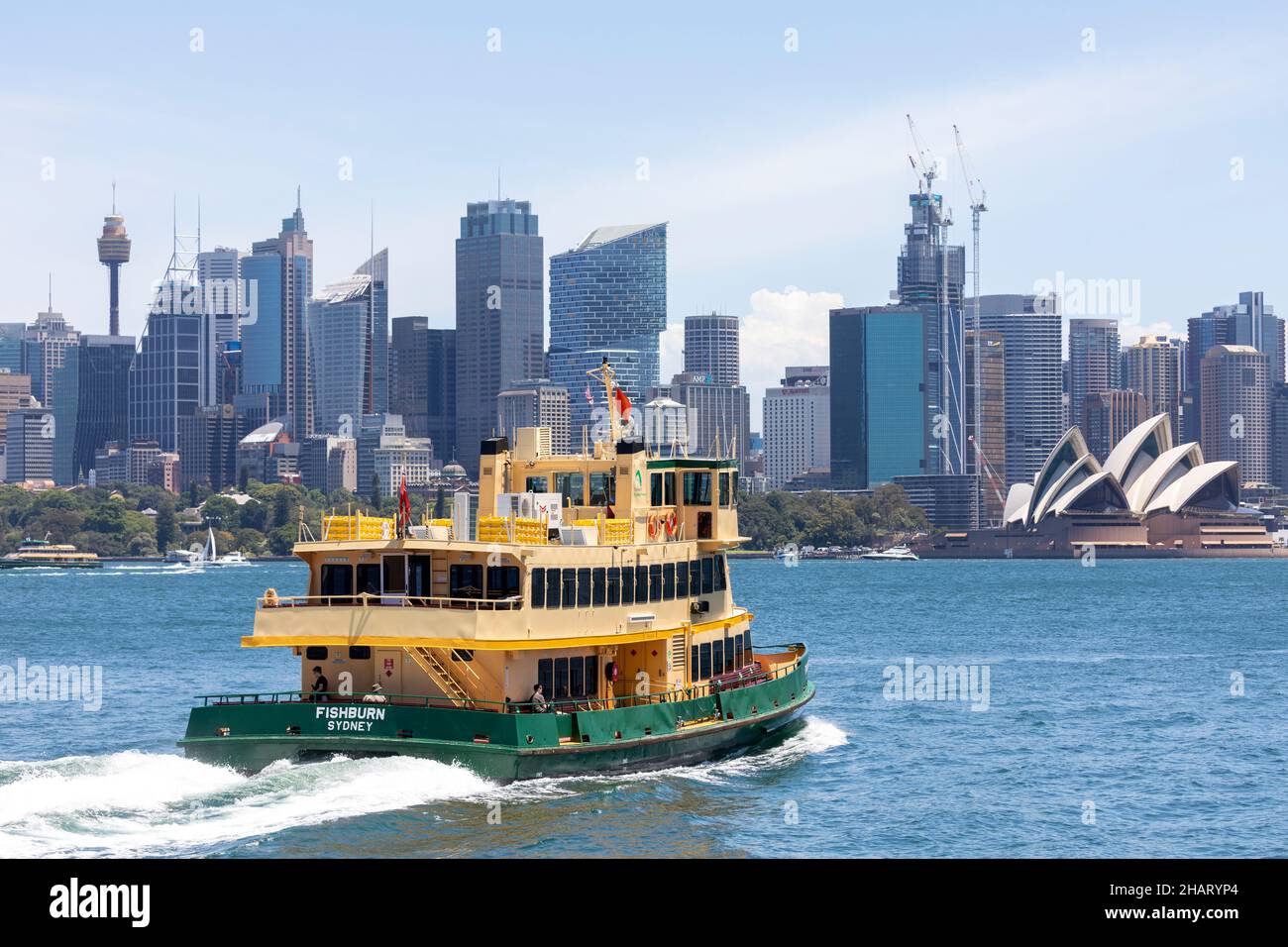 Le ferry de Sydney Fishburn se rend au centre-ville de Sydney en traversant le port de Sydney, en Nouvelle-Galles du Sud, en Australie Banque D'Images
