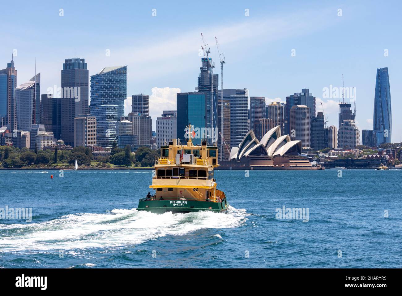 Le ferry de Sydney Fishburn se rend au centre-ville de Sydney en traversant le port de Sydney, en Nouvelle-Galles du Sud, en Australie Banque D'Images