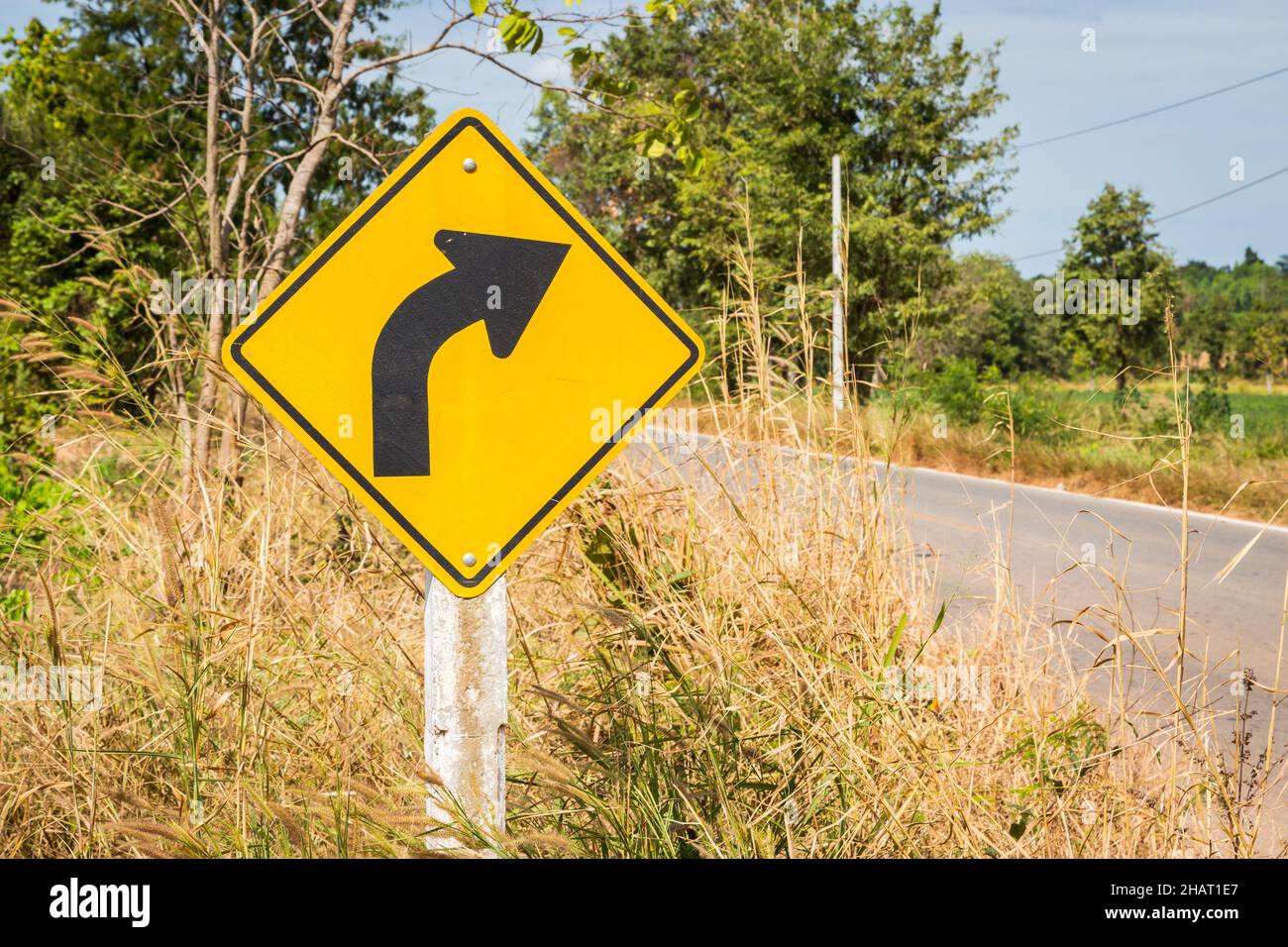 Tournez À DROITE, panneau jaune, panneau de signalisation routière sur la route Banque D'Images