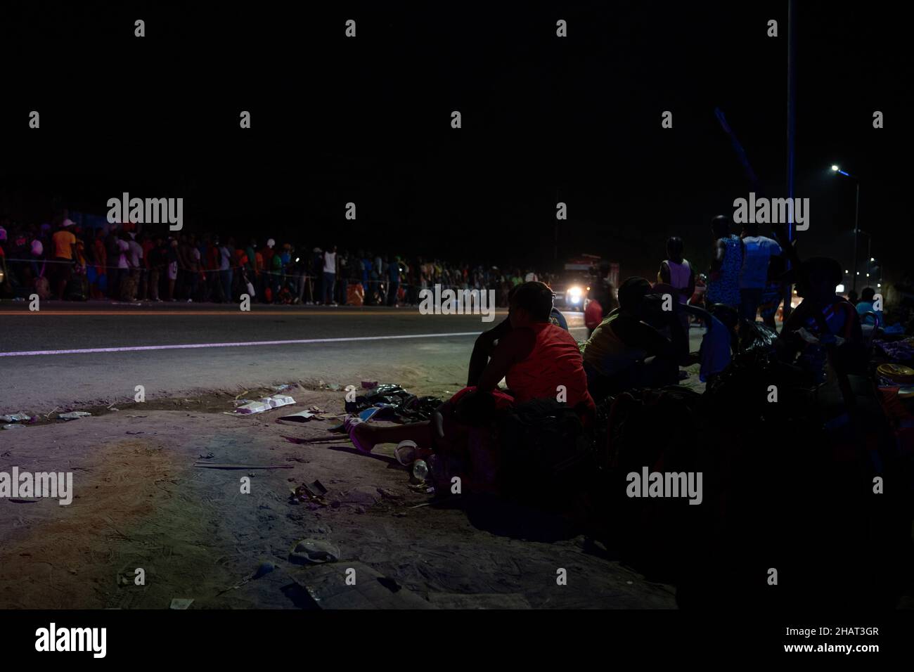 Tapachula, Mexique.14th décembre 2021. Des milliers d'Haïtiens font la queue et attendent les bus fournis par l'Institut national mexicain des migrations pour les emmener dans d'autres villes du Mexique.L'INM est des bus les migrants pour soulager les autorités de migration et d'asile débordées dans la ville de Tapachula, à la frontière avec le Guatemala.Chaque bus se dirigeait vers une destination différente.Les migrants, dont beaucoup attendent depuis plus d'une semaine, n'ont pas le choix de destination.Beaucoup de gens étaient malades avec la toux et les grands fièvres.Credit: Lexie Harrison-Cripps/Alamy Live News Banque D'Images