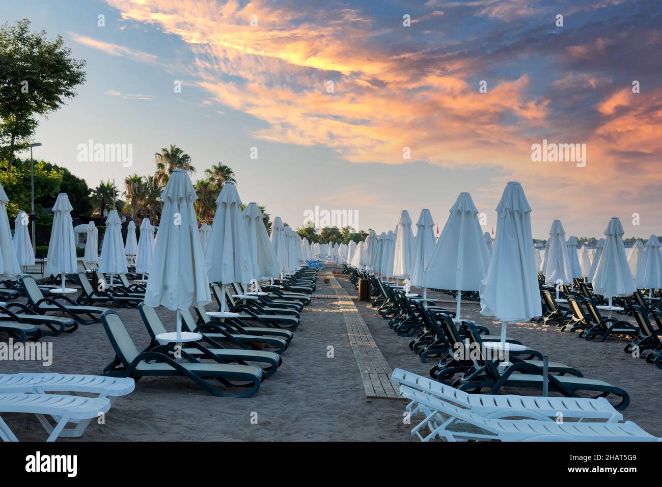 Vue sur la plage, chaises longues, parasols, drapeaux et petite côte ondulée du côté d'Antalya. Focu sélectif Banque D'Images