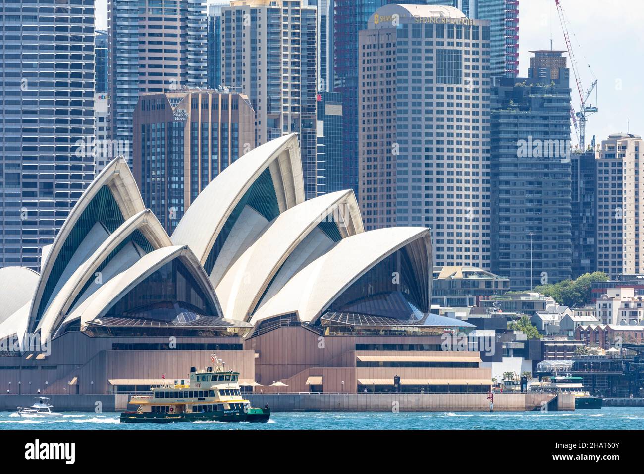 Opéra de Sydney et centre-ville de Sydney avec ferry de Sydney MV Borrowdale passant devant l'opéra, Sydney, Australie Banque D'Images