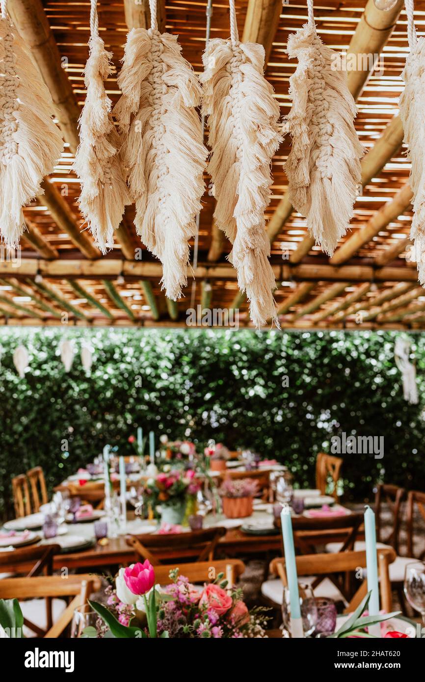 Table décorée de fleurs, de verres et d'assiettes pour la réception de mariage en terrasse Amérique latine Banque D'Images