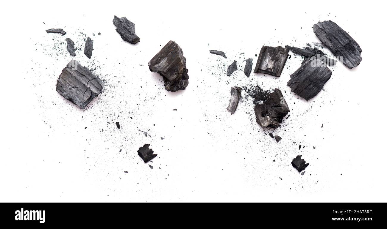 Morceaux de charbon de bois noir cassé isolés sur fond blanc Banque D'Images