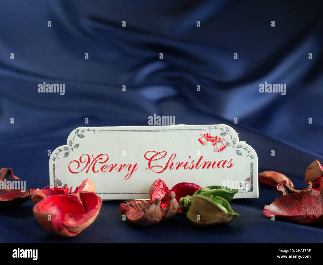 carte blanche couleur rouge texte joyeux noël avec fond bleu satiné Banque D'Images