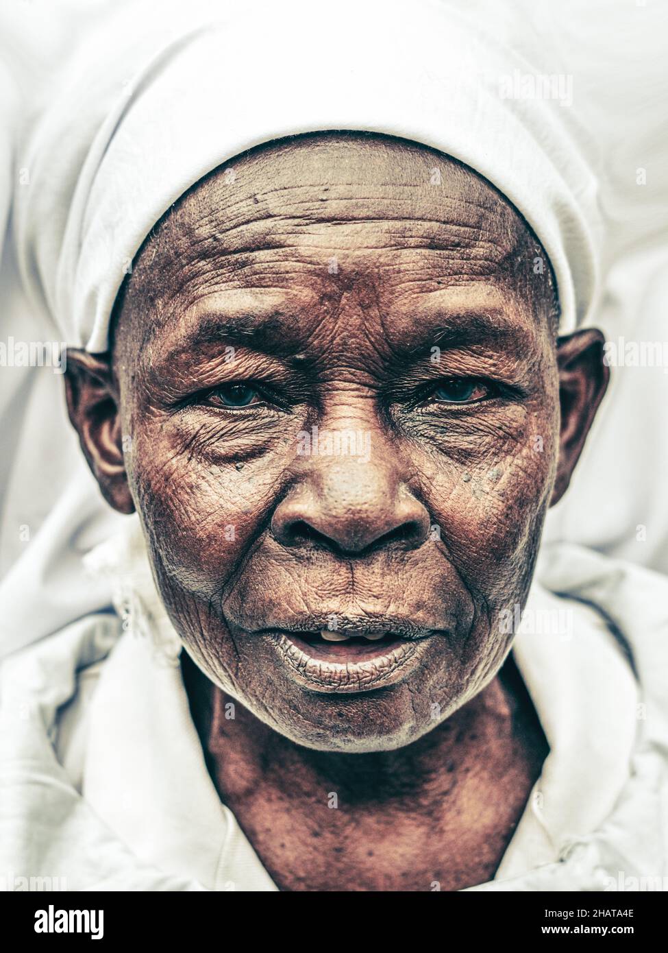Un beau portrait d'une femme religieuse kenyane de 92 ans, village de Shianda, comté de Kakamega, Afrique de l'Ouest Banque D'Images