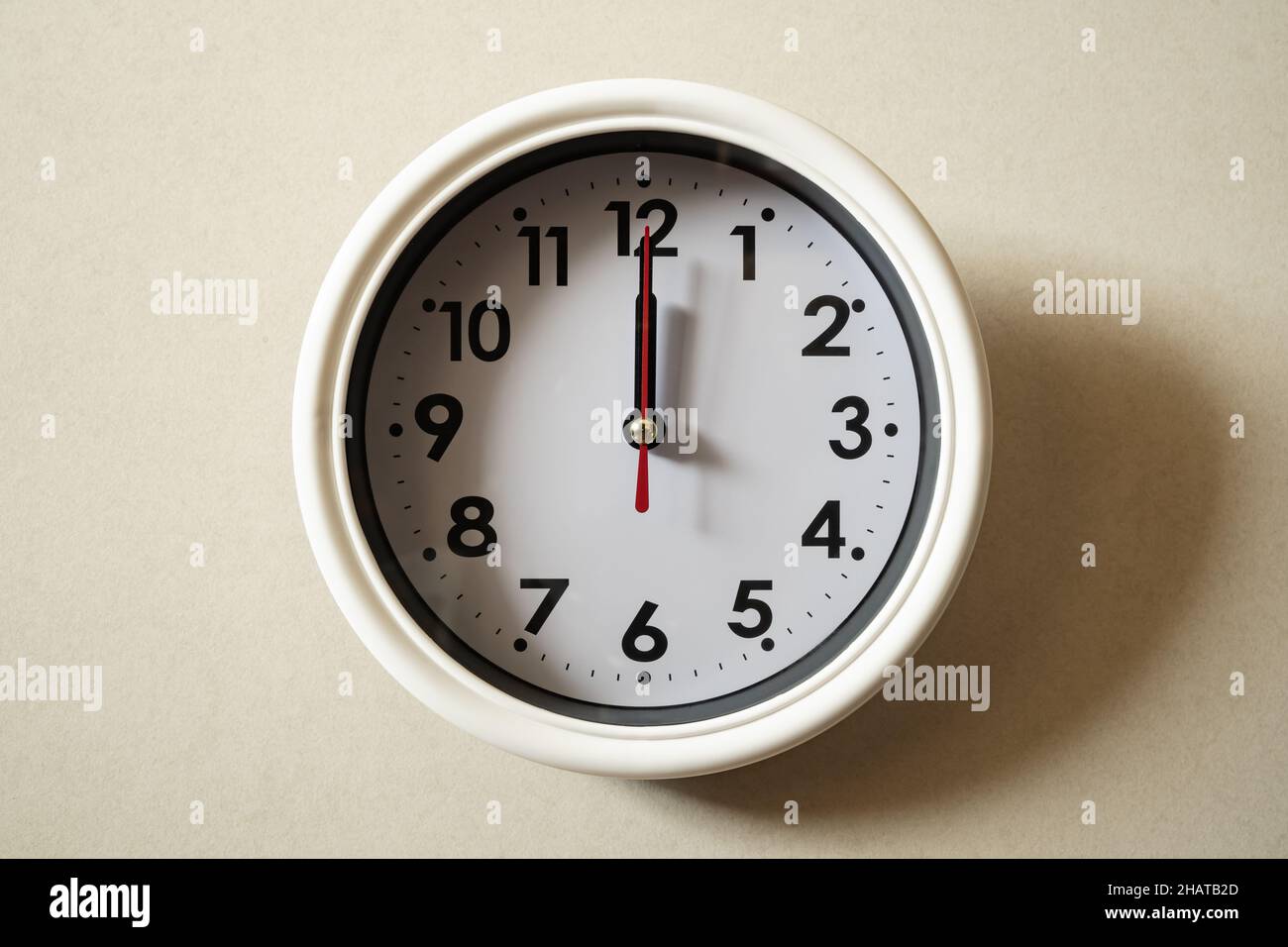 Une horloge murale à midi Banque D'Images