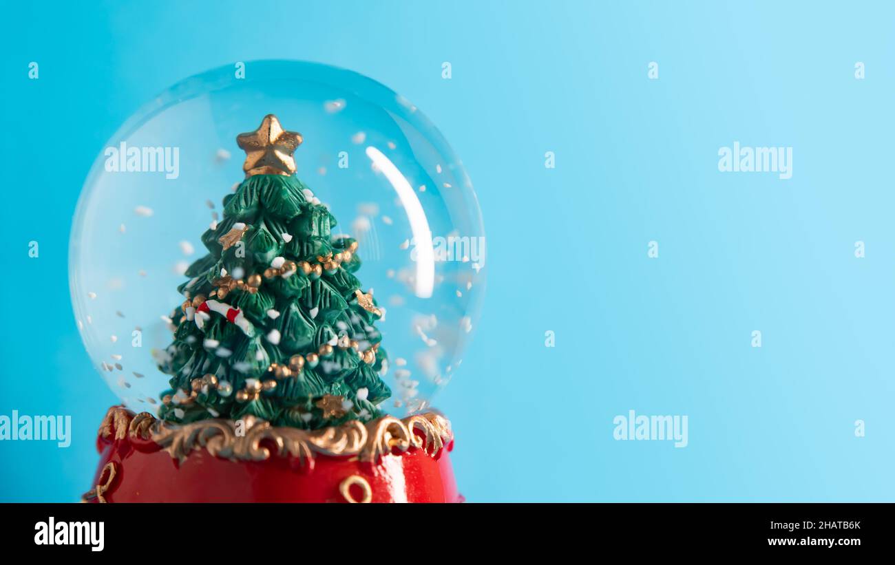 Sapin de Noël dans une boule de cristal avec neige Banque D'Images