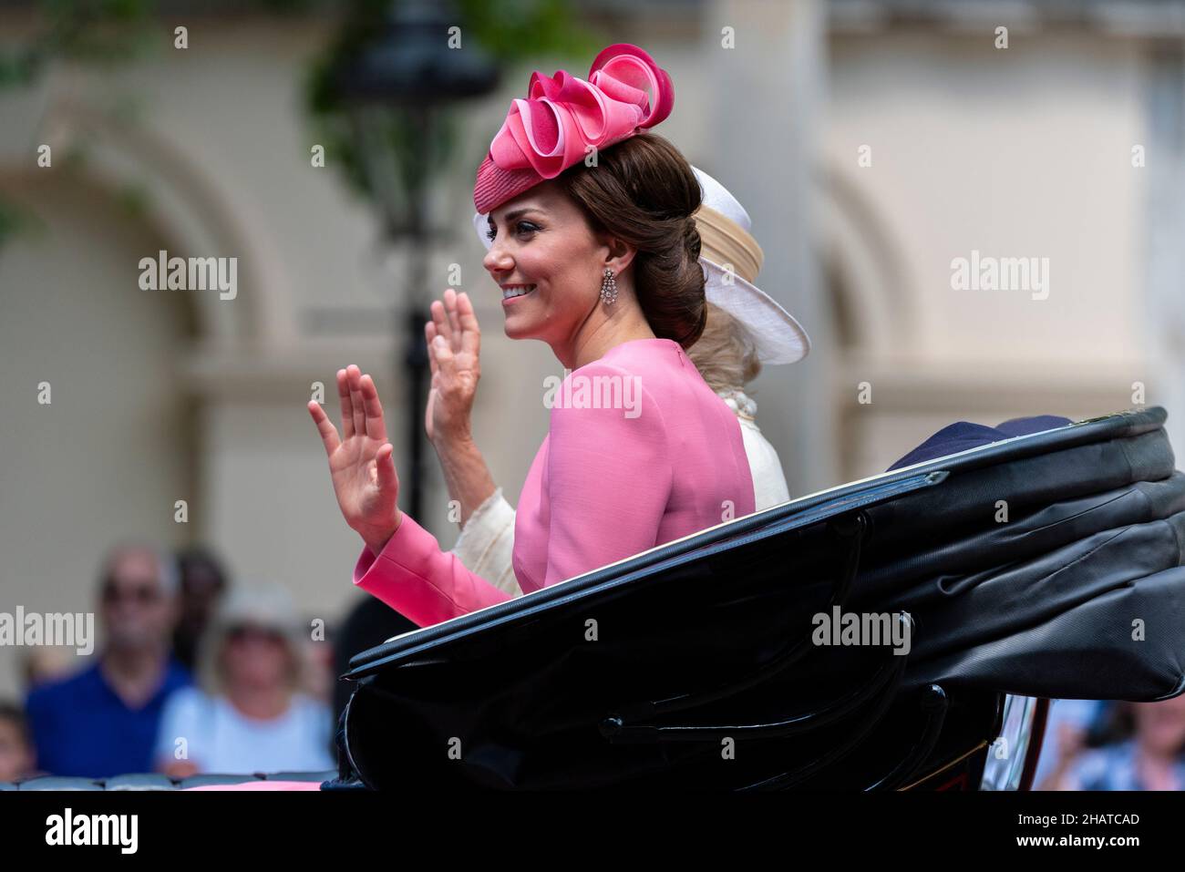 Kate Middleton, duchesse de Cambridge en calèche avec Camilla à Trooping The Color 2017, The Mall, Londres.Kate Middleton en chapeau rose Jane Taylor Banque D'Images