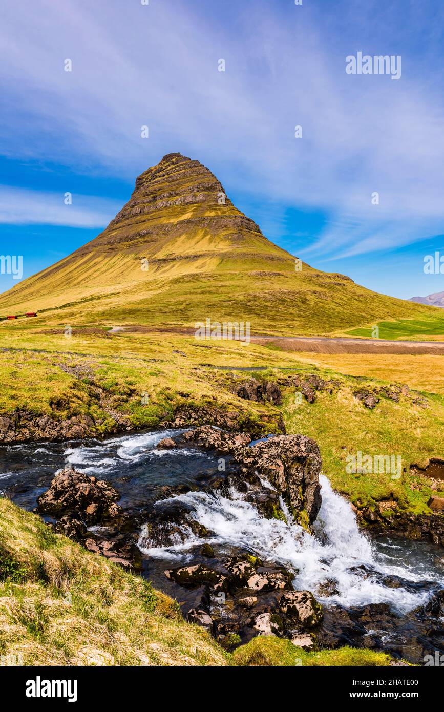 Kirkjufell et la partie supérieure des chutes Kirkjufellsfoss, Grundarfjordur, péninsule de Snaefellsnes, Islande Banque D'Images