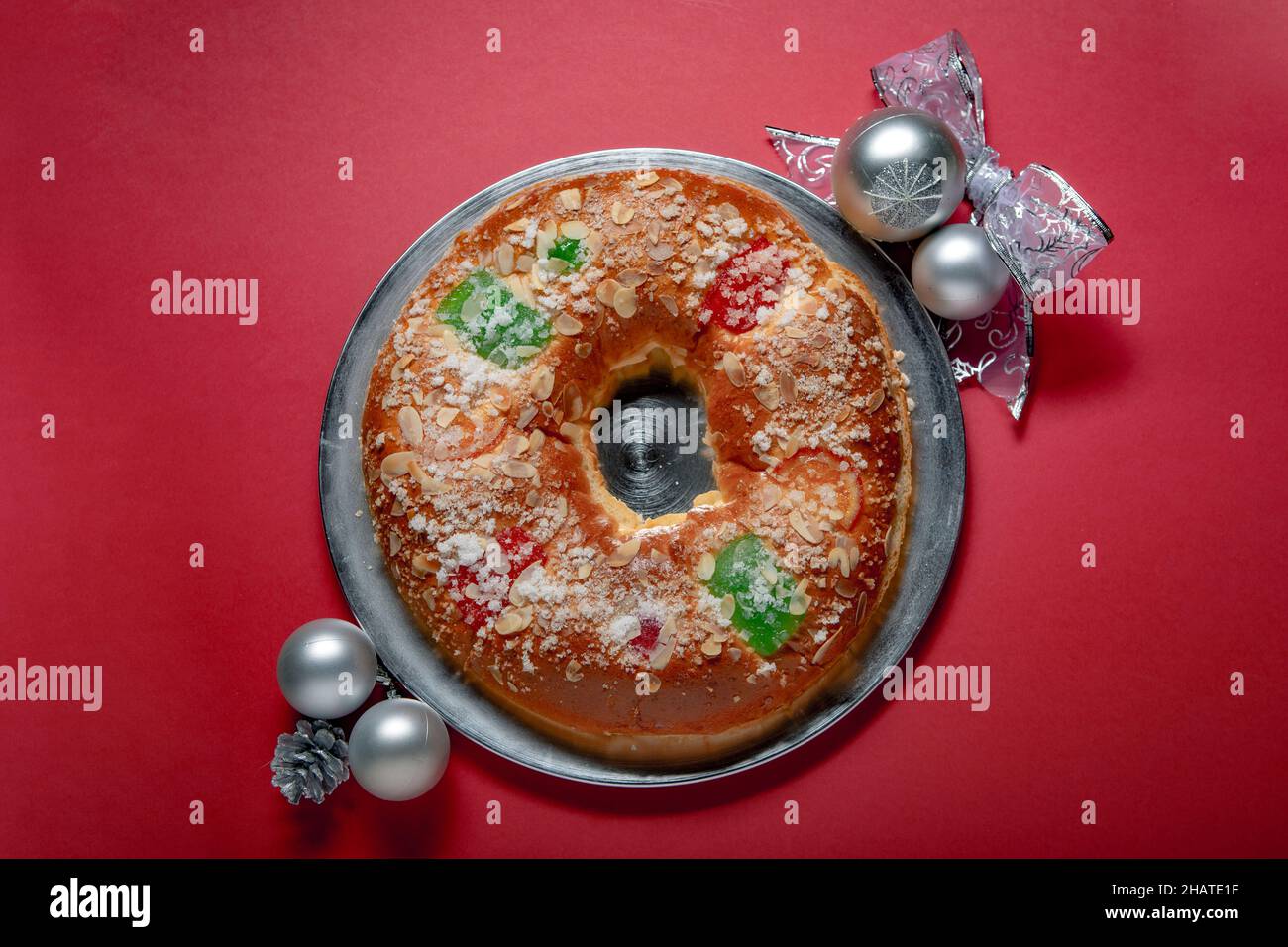 Gâteau épiphanie traditionnel 'rosson de Reyes' (gâteau Epiphany) confiserie espagnole traditionnelle Banque D'Images