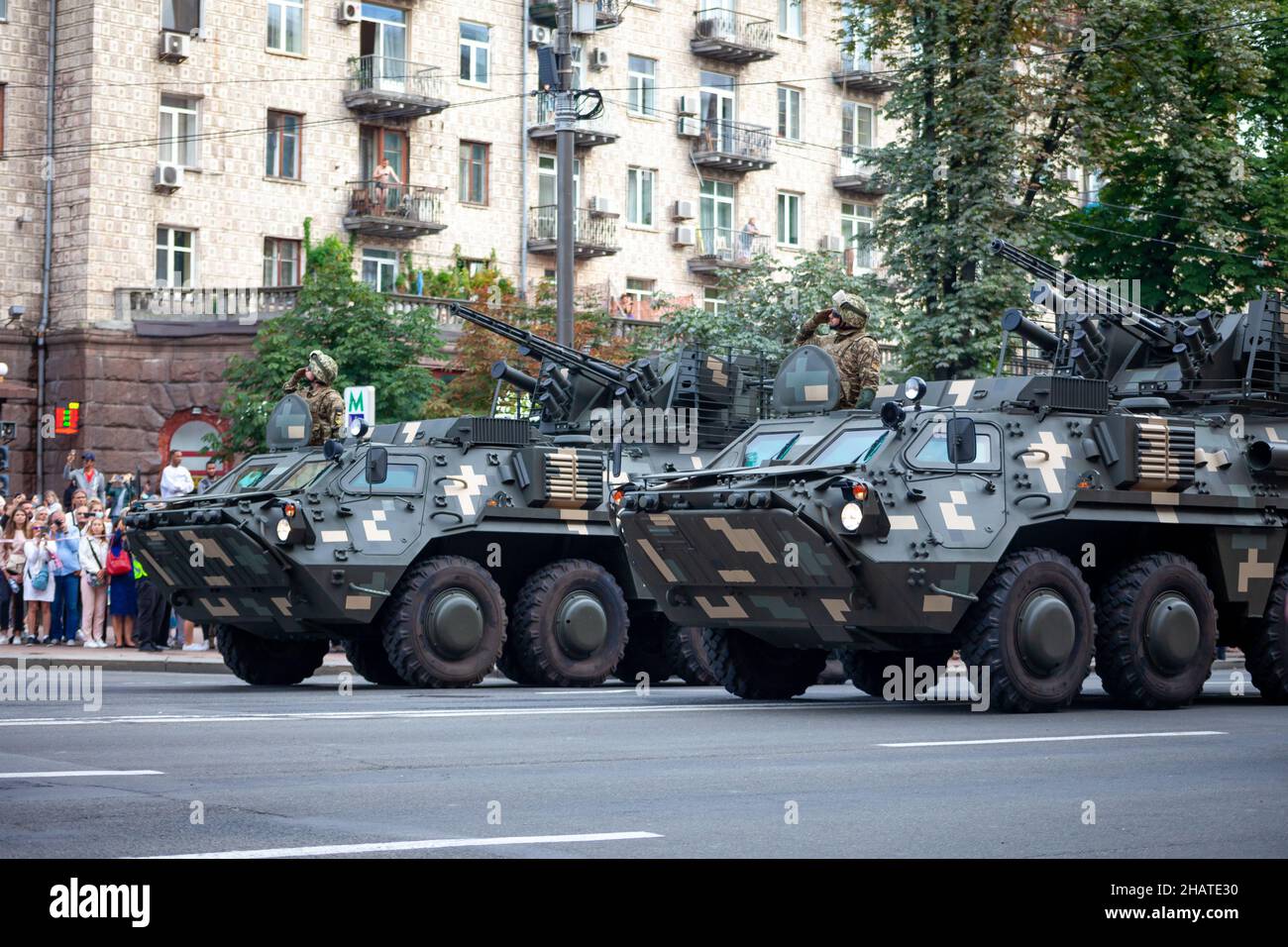 Ukraine, Kiev - 18 août 2021 : Tankman.Défilé militaire.Véhicule blindé.Transport dans des couleurs de protection.Véhicules militaires vus Banque D'Images