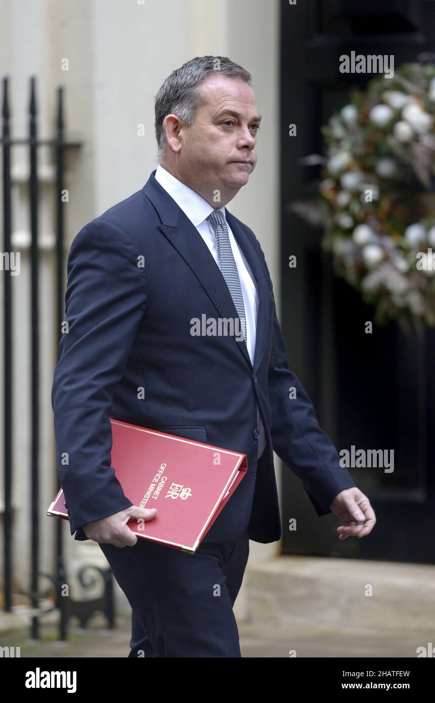 Nigel Adams MP (con: Selby et Ainsty) Ministre d'État (Ministre sans portefeuille) marchant au-delà de 11 Downing Street, 14th décembre 2021, avec une cabine Banque D'Images