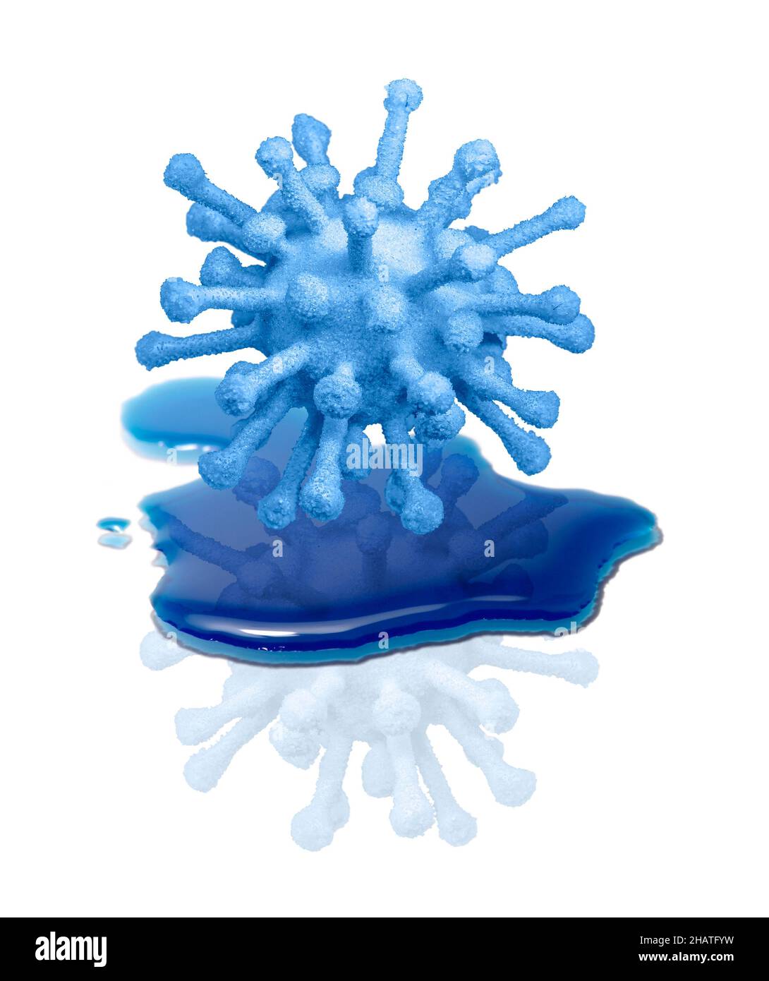 Virus symbolique bleu et perle sur la surface réfléchissante dans le dos blanc Banque D'Images