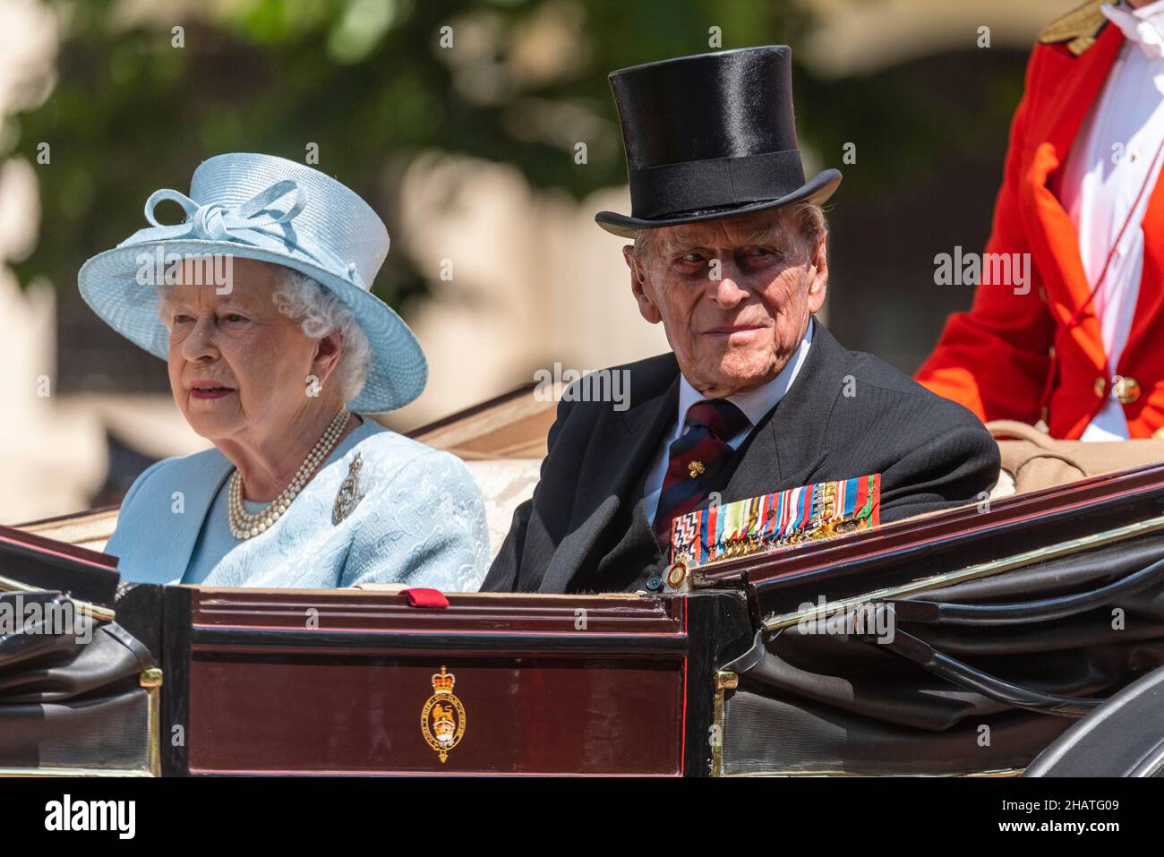 La Reine et le Prince Philip dans une voiture pendant Trooping The Color 2017, The Mall, Londres, Royaume-Uni.Duc d'Édimbourg en costume noir, chapeau de haut et médailles Banque D'Images