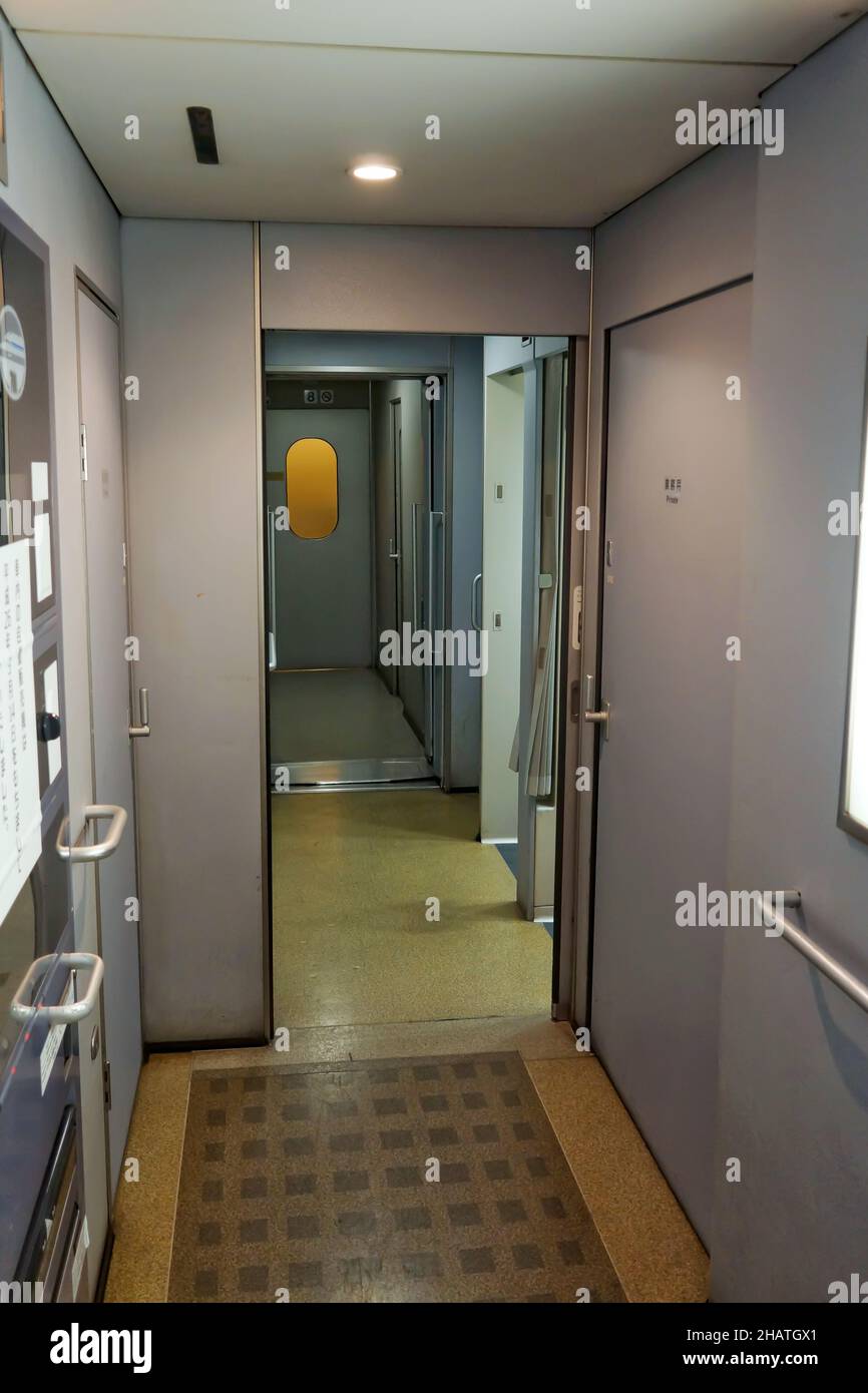 Couloir intérieur à l'intérieur d'un train à grande vitesse shinkansen.Personne. Banque D'Images