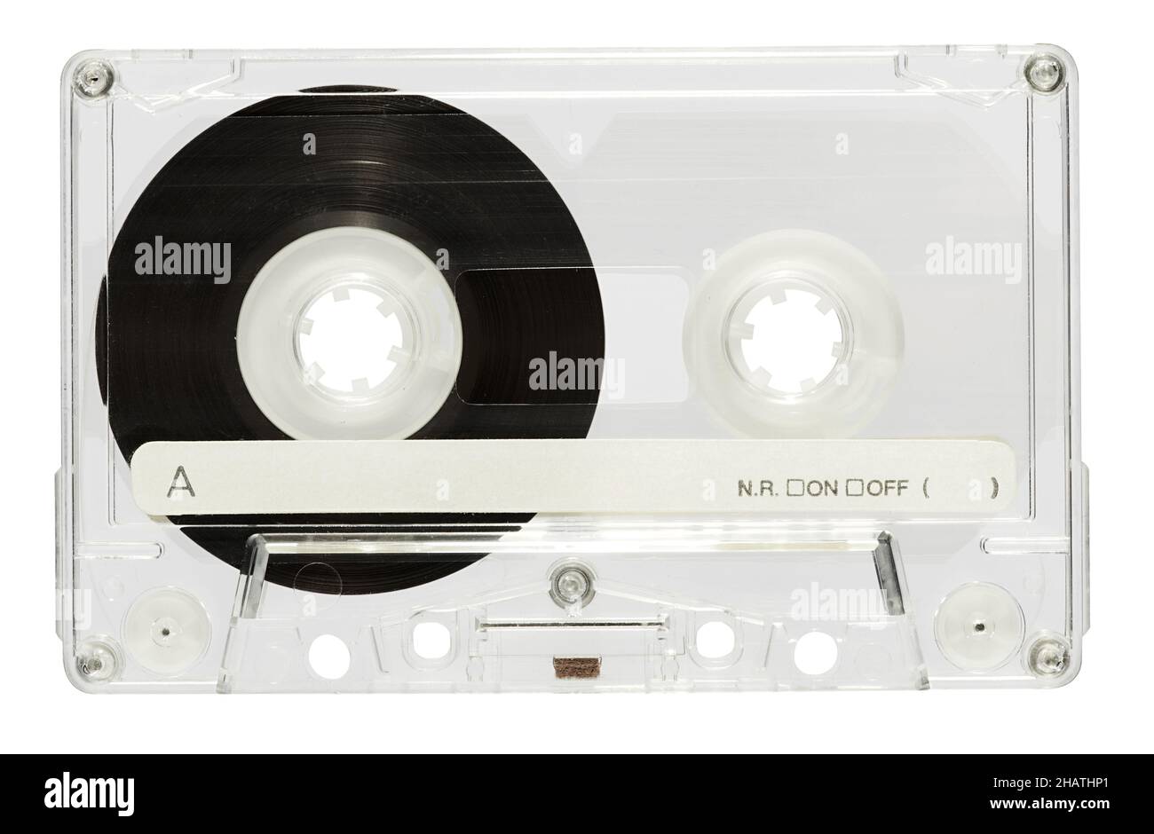 Étui en plastique transparent de cassette audio vintage pour la lecture de musique avec bande noire et inscription sur fond blanc de studio léger Banque D'Images