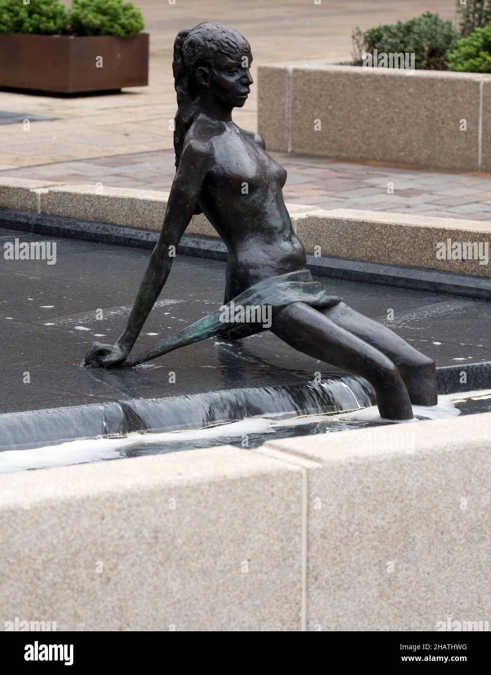La sculpture de Naiad dans l'eau, la Cité, Coventry, West Midlands, Angleterre,ROYAUME-UNI.2021 Banque D'Images
