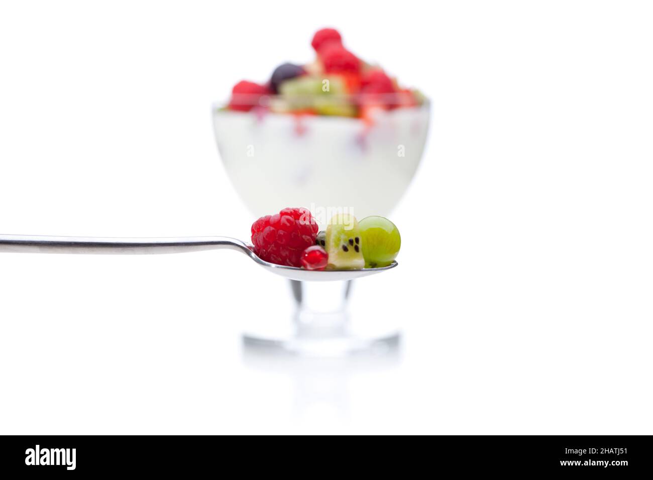 yaourt, cuillère, métal, fruits, fruits,crémeux, dessert, verre, blanc, cocktail,frais, fond, beaucoup, framboise, salade de fruits,design, coloré, vert Banque D'Images