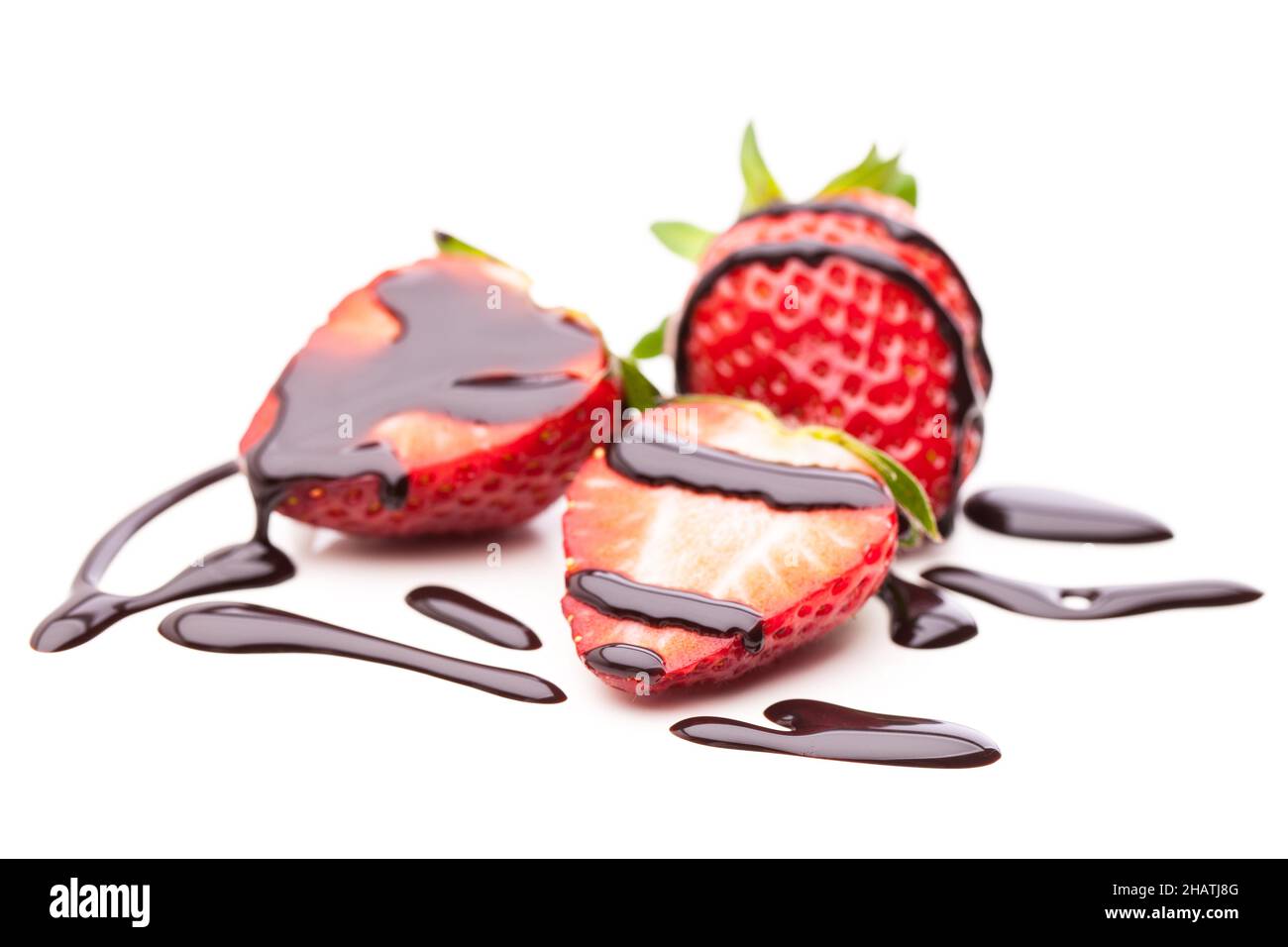 Fraises, sauce au chocolat, sauce au chocolat, sauce, sauce au chocolat,demi, sauce au chocolat, fraise, blanc, fond,moitié, isolée, moitiés, Banque D'Images