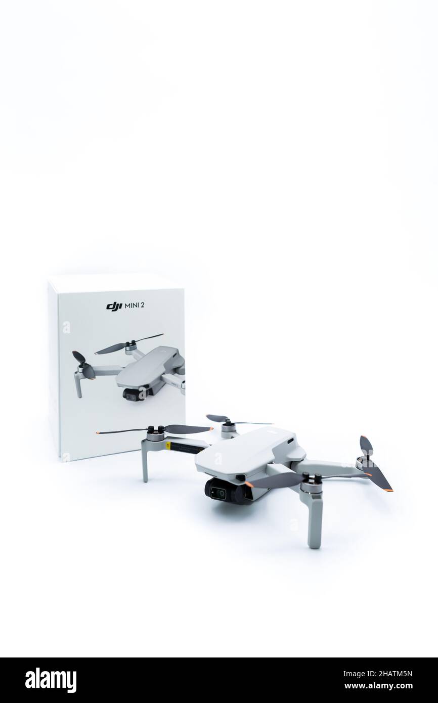 Valencia, Espagne - 13 décembre 2021: 249 gr DJI Mini 2 drone avec sa boîte sur fond blanc.Photographie de produit verticale avec espace de copie Banque D'Images