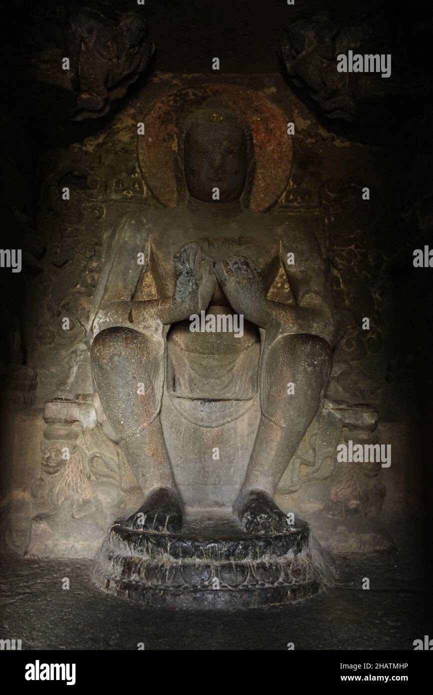 Statues de Bouddha en pierre antique aux grottes de Bouddha, Aurangabad. Banque D'Images