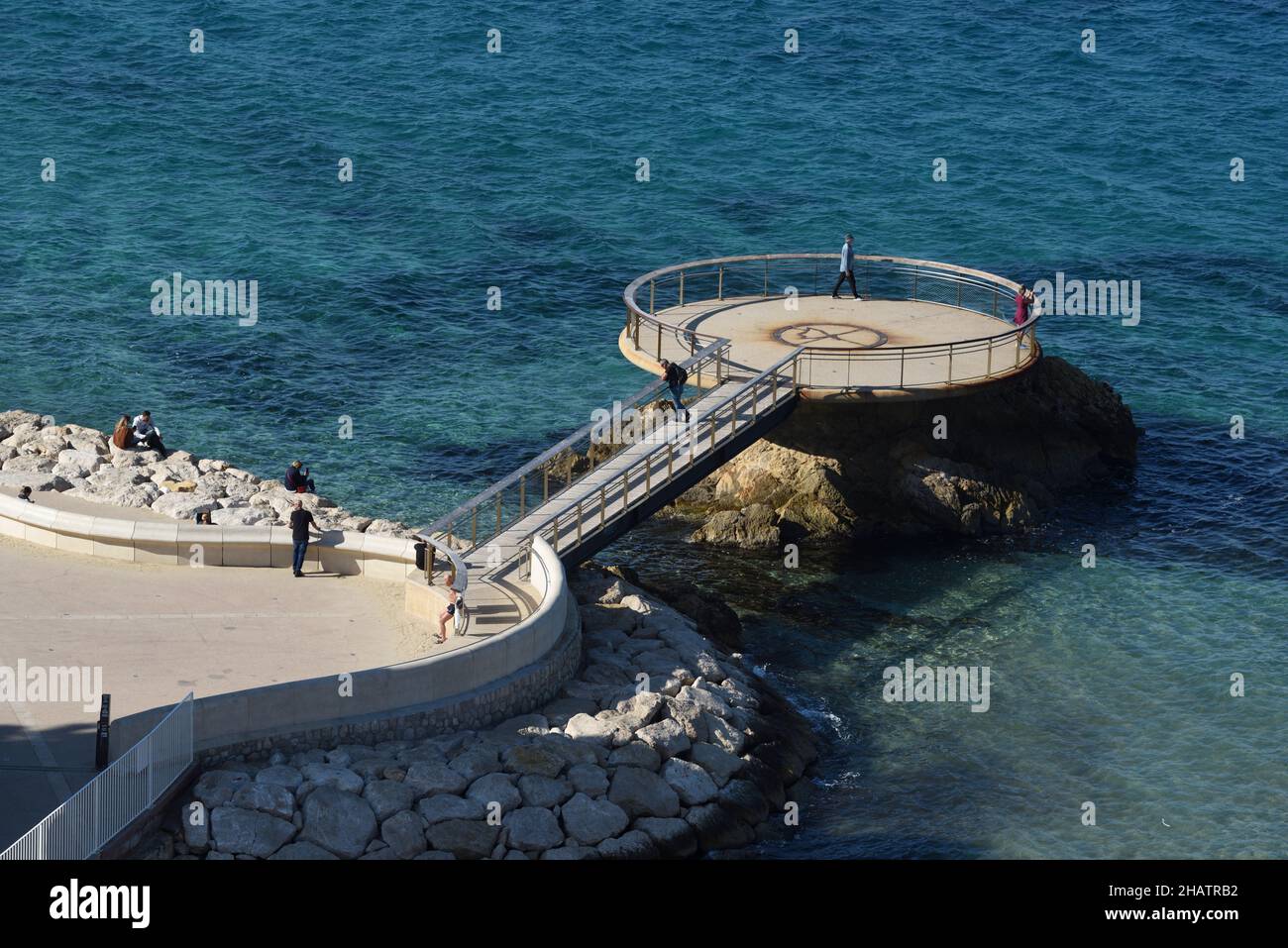 Jetée circulaire ou jetée de la plage de Catalans ou de la plage des Catalans sur le front de mer de la Corniche ou sur le front de mer de Marseille Provence France Banque D'Images