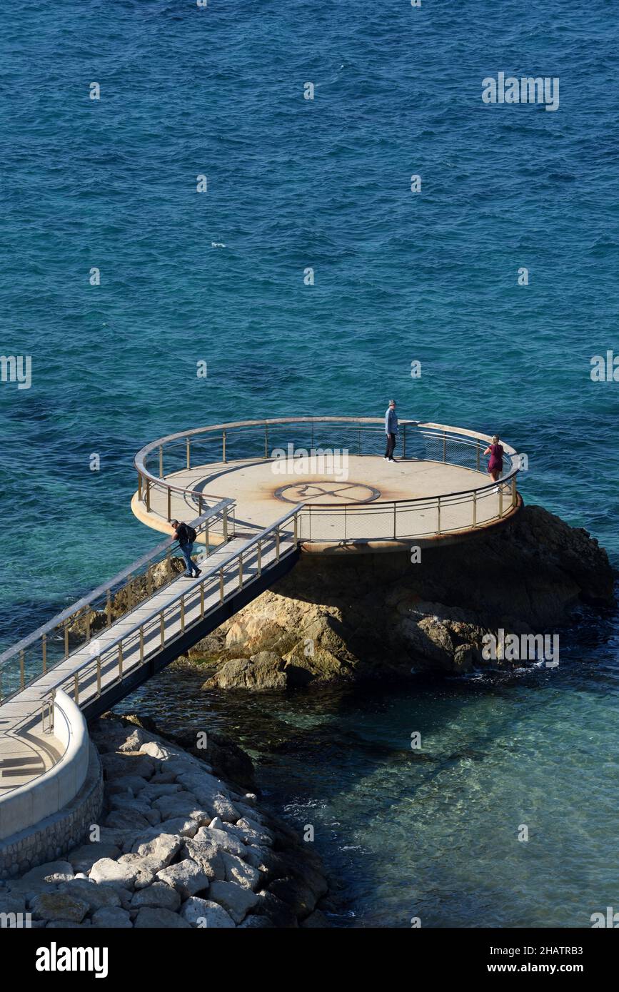 Jetée circulaire ou jetée de la plage de Catalans ou de la plage des Catalans sur le front de mer de la Corniche ou sur le front de mer de Marseille Provence France Banque D'Images
