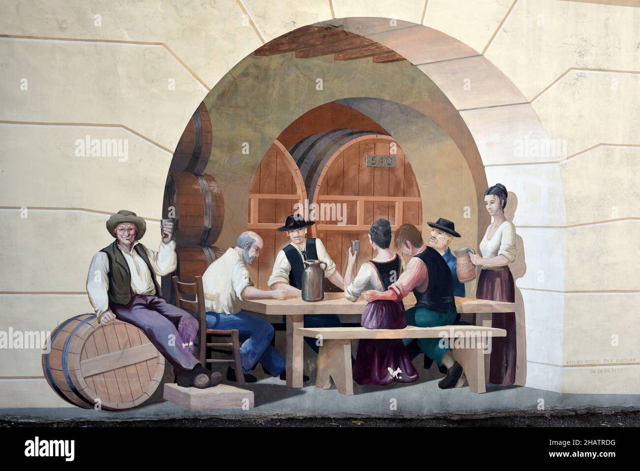 Peintures murales ou murales sur la cave de vinification ou les Vignerons de Carces montrant la scène historique des gens Drinking Wine à Cellar Carces Var Provence France Banque D'Images