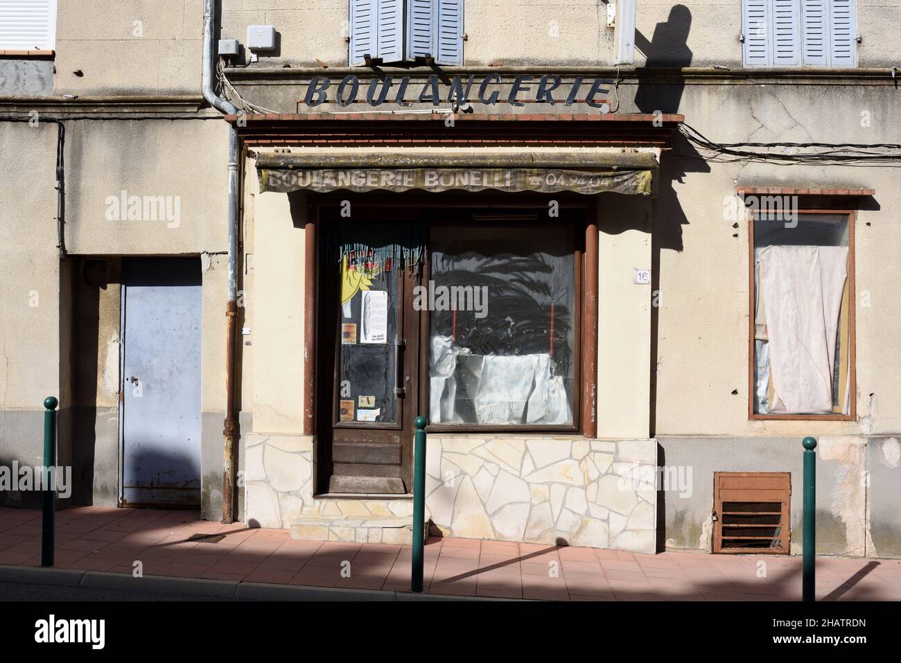 Vide, vacant ou abandonné boulangerie, boulangerie ou Village Shop Carces Var Provence France Banque D'Images