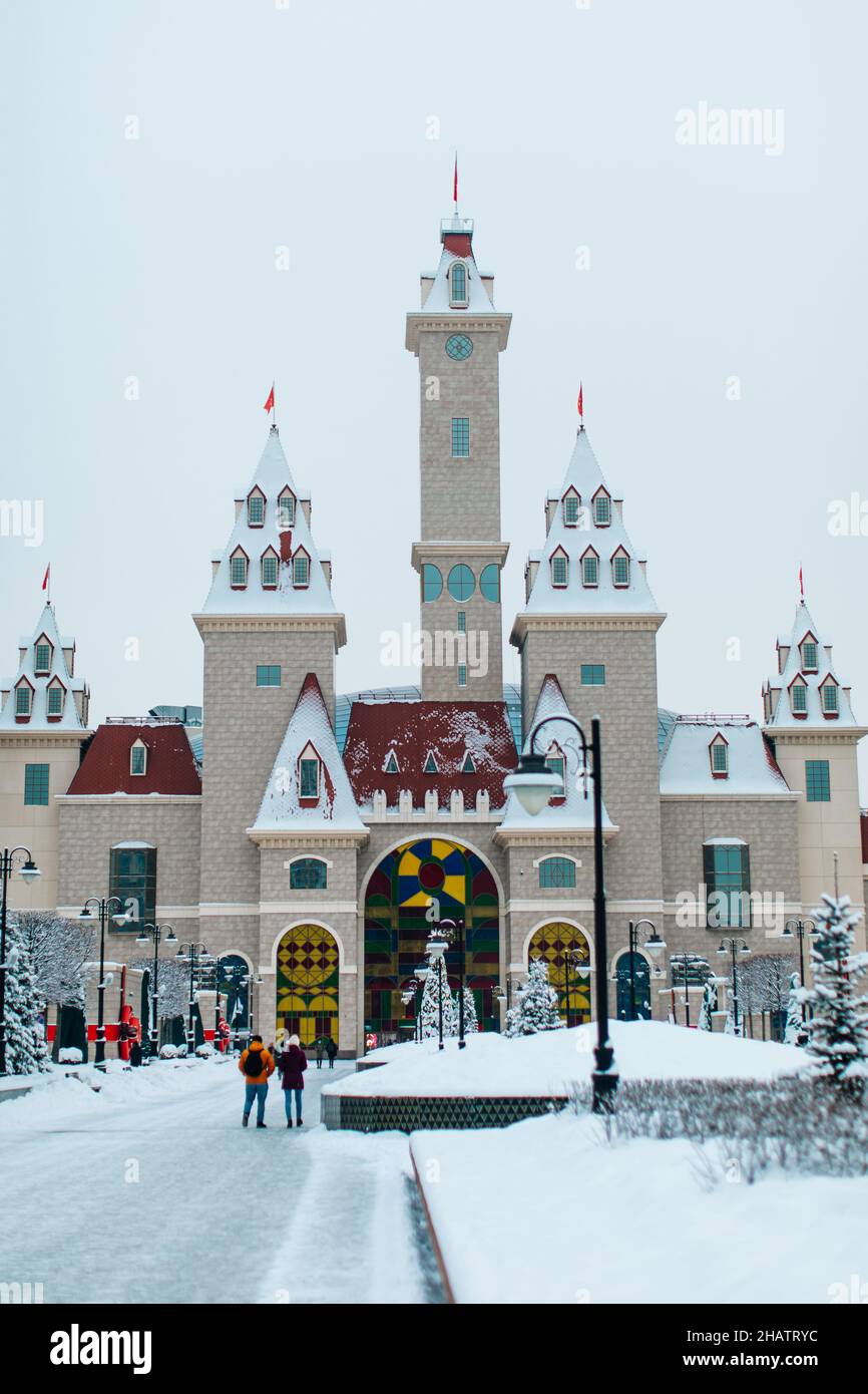 Château couvert de neige Dream Island Ostrov Mechty site touristique bâtiment principal entrée au premier parc d'attractions intérieur à thème dans la ville de Moscou en vacances d'hiver. Banque D'Images