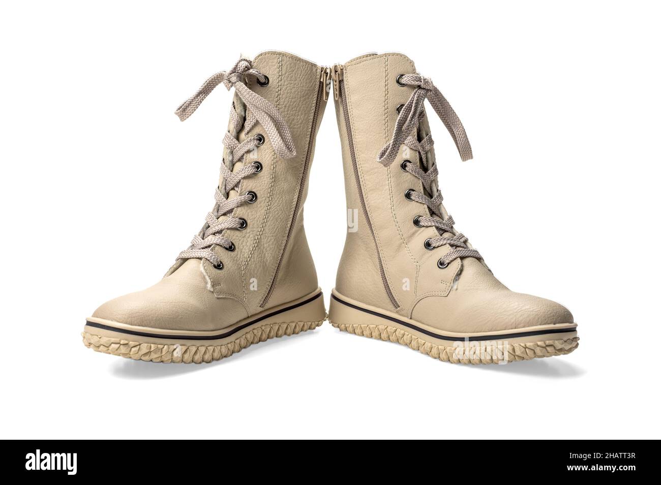 bottes à laçage élevé. bottes d'hiver beige pour femmes avec laçage. isolées sur fond blanc. vue latérale Banque D'Images