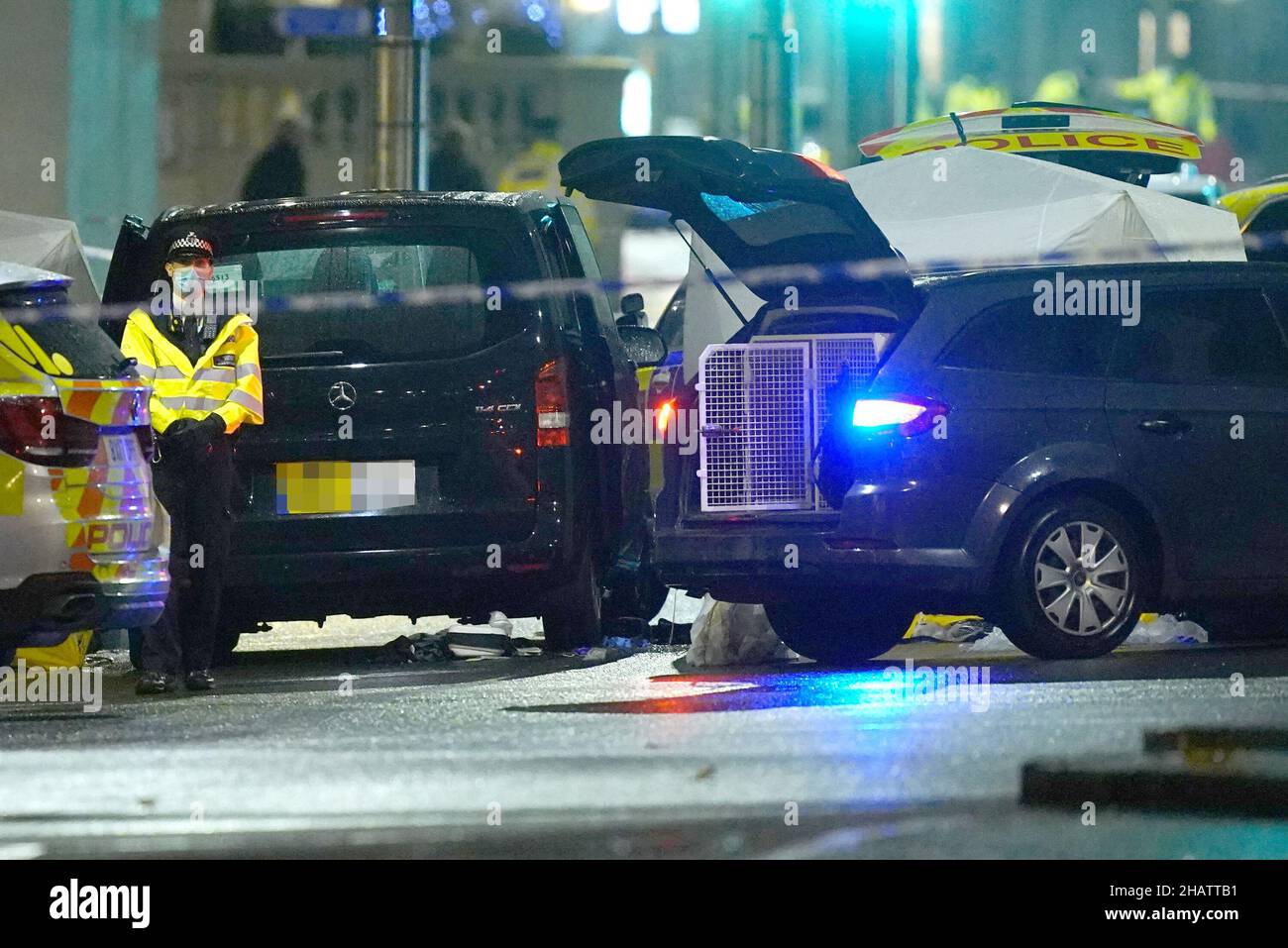NOTE DES ÉDITEURS RETRANSMETTANT AVEC PLAQUE D'IMMATRICULATION PIXÉLISÉE PAR PA PICTURE DESK À LA DEMANDE DE L'OFFICE INDÉPENDANT DE CONDUITE DE POLICE (IOPC) Un taxi et une tente de police érigée au milieu d'un cordon à Kensington High Street, Londres,Où un homme est mort après avoir été blessé par balle lors d'un incident impliquant des officiers armés près du Palais de Kensington.Date de la photo: Samedi 11 décembre 2021. Banque D'Images
