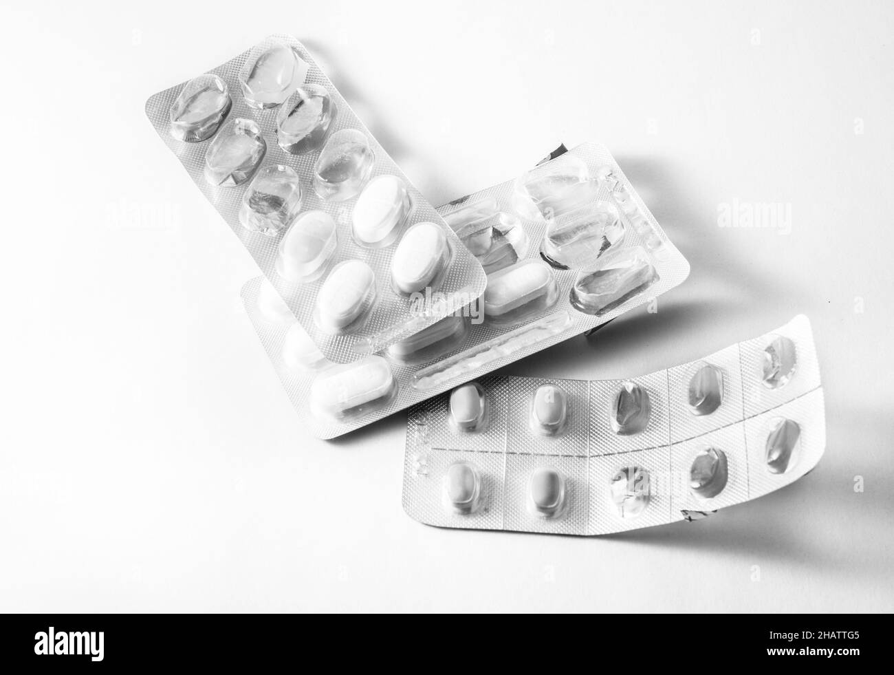 Prise de vue en niveaux de gris d'un médicament isolé sur fond blanc Banque D'Images