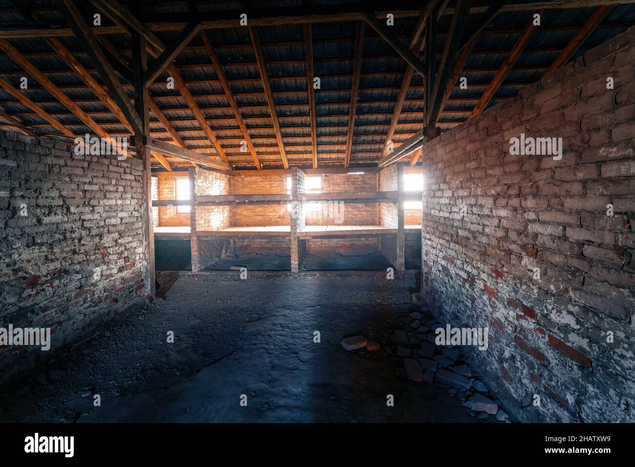 Casernes de prisonniers à l'intérieur d'Auschwitz II - Birkenau, ancien camp allemand de concentration et d'extermination nazi - Pologne Banque D'Images