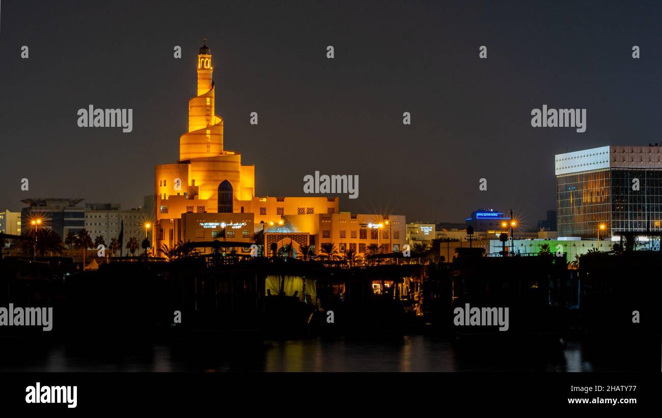 Doha,qatar- décembre 14,2021 : vue de la corniche de doha pendant la nuit avec le bâtiment fanar. Banque D'Images