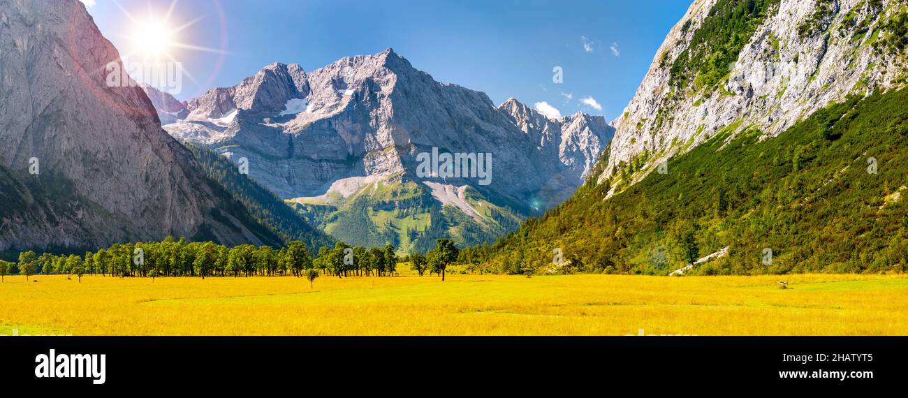 Vue panoramique sur les montagnes de Karwendel avec roche et soleil Banque D'Images