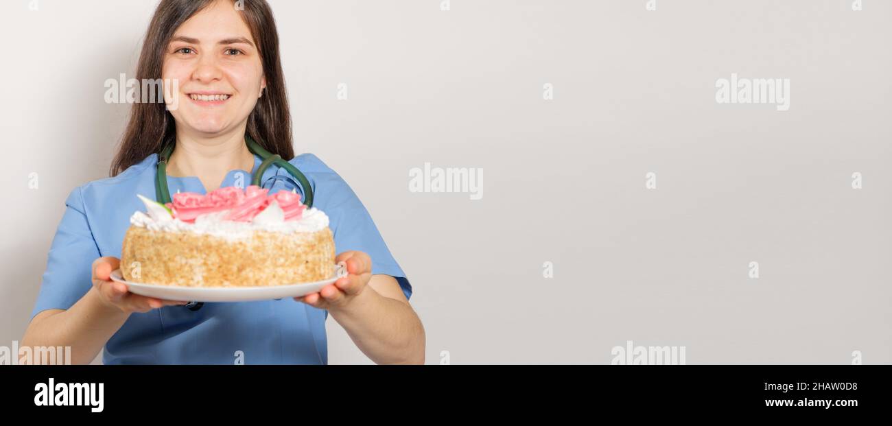 Une Femme Tient Un Gateau Un Endroit Pour Le Texte Avec Le Jour Du Medecin Ou De L Infirmiere Photo Stock Alamy Une Femme Tient Un Gateau Un Endroit Pour Le Texte Avec Le Jour Du Medecin Ou De L Infirmiere Photo Stock Alamy