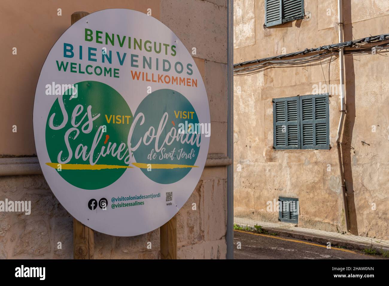 Ses Salines, Espagne; décembre 09 2021: Signe de bienvenue dans différentes langues pour les villes de Ses Salines et Colonia de Sant Jordi, dans une centra Banque D'Images