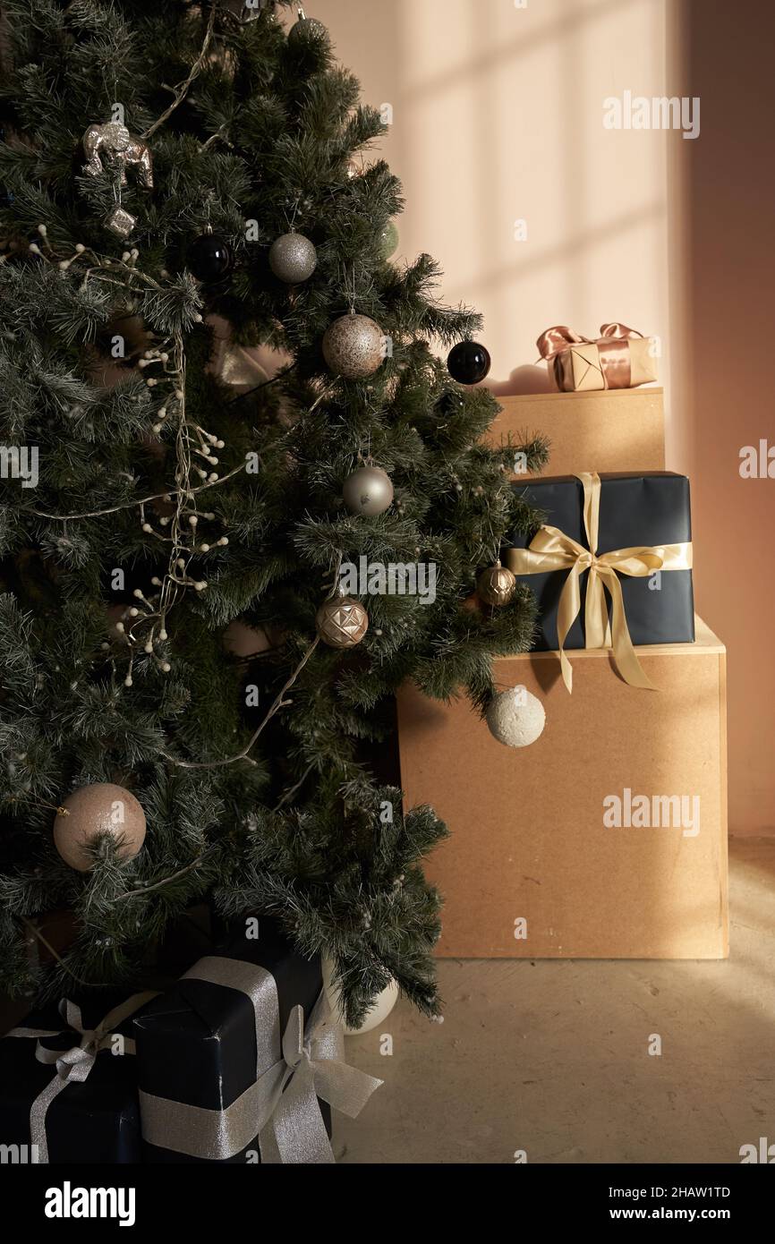 Beaucoup de boîtes-cadeaux en papier beige et noir, avec un ruban beige.Sur un fond de papier à côté de l'arbre de Noël.Photo de haute qualité Banque D'Images Beaucoup de boîtes-cadeaux en papier beige et noir, avec un ruban beige.Sur un fond de papier à côté de l'arbre de Noël.Photo de haute qualité Banque D'Images
