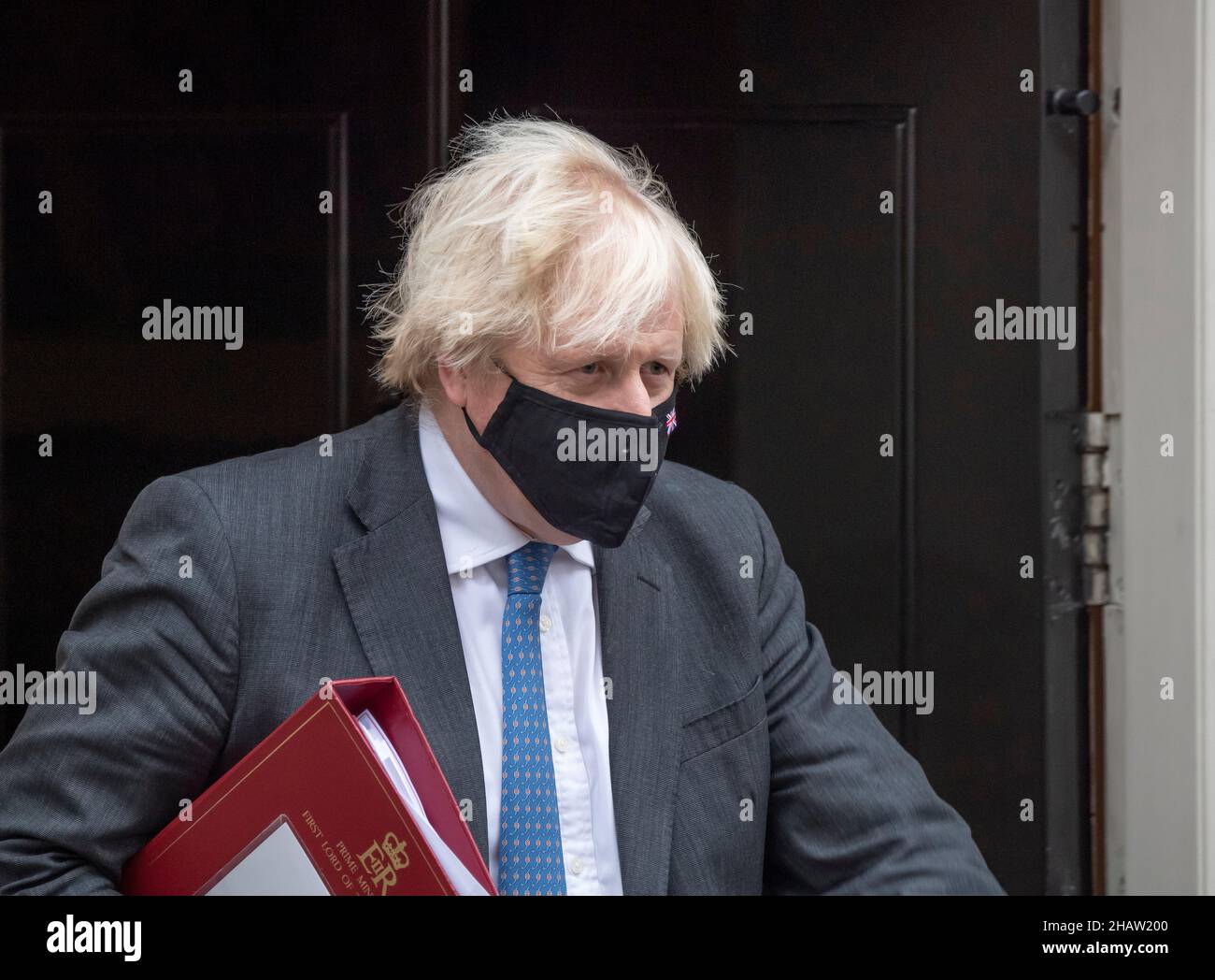 10 Downing Street, Londres, Royaume-Uni.15 décembre 2021.Le Premier ministre britannique Boris Johnson portant un masque laisse le 10 Downing Street assister à la dernière semaine des questions des premiers ministres, les PMQ, devant le Parlement avant la sortie de Noël le jour après que de nombreux députés conservateurs de l'arrière-ban lui aient effectivement donné un vote de défiance.Crédit : Malcolm Park/Alay Live News Banque D'Images