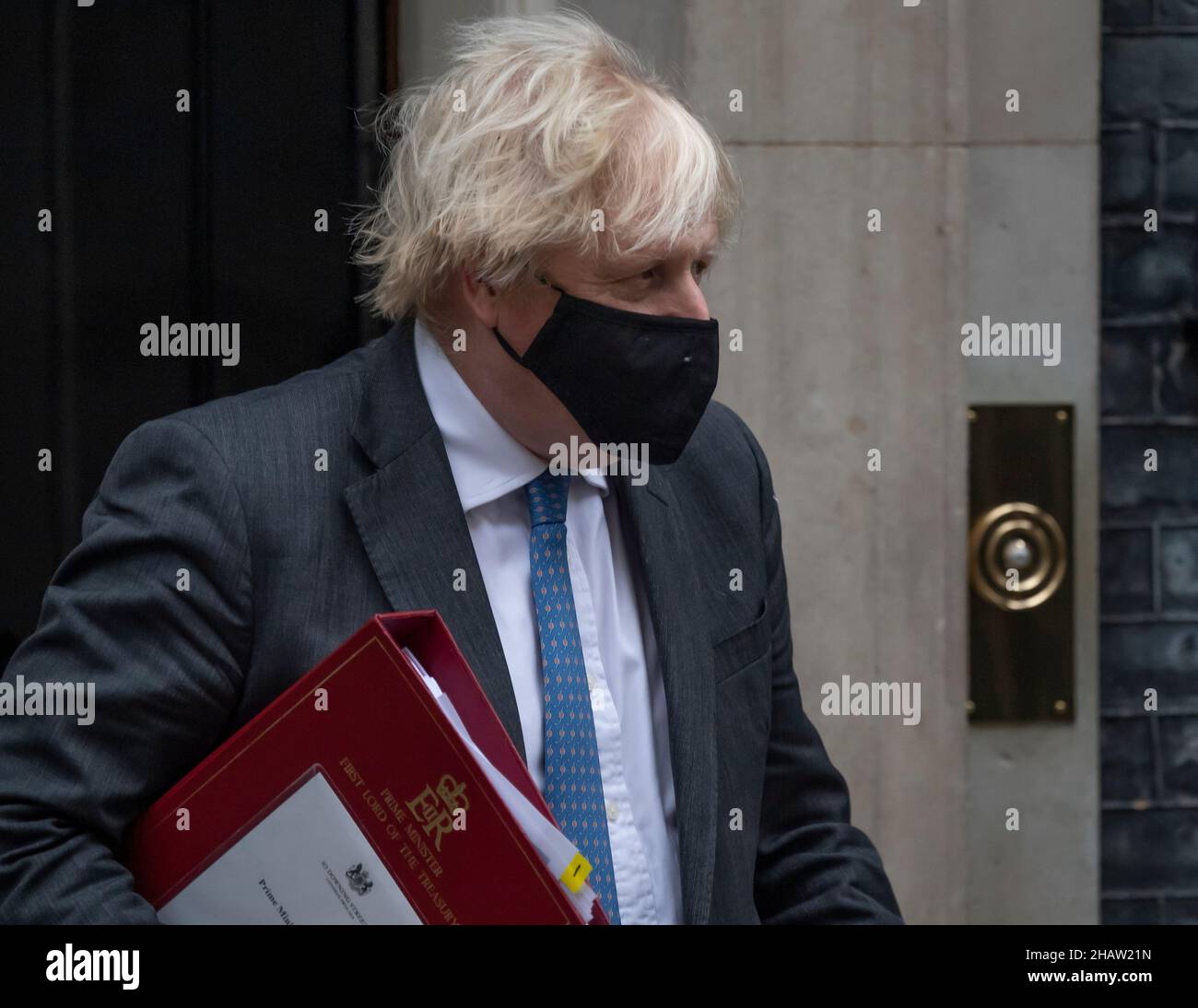 10 Downing Street, Londres, Royaume-Uni.15 décembre 2021.Le Premier ministre britannique Boris Johnson portant un masque laisse le 10 Downing Street assister à la dernière semaine des questions des premiers ministres, les PMQ, devant le Parlement avant la sortie de Noël le jour après que de nombreux députés conservateurs de l'arrière-ban lui aient effectivement donné un vote de défiance.Crédit : Malcolm Park/Alay Live News Banque D'Images