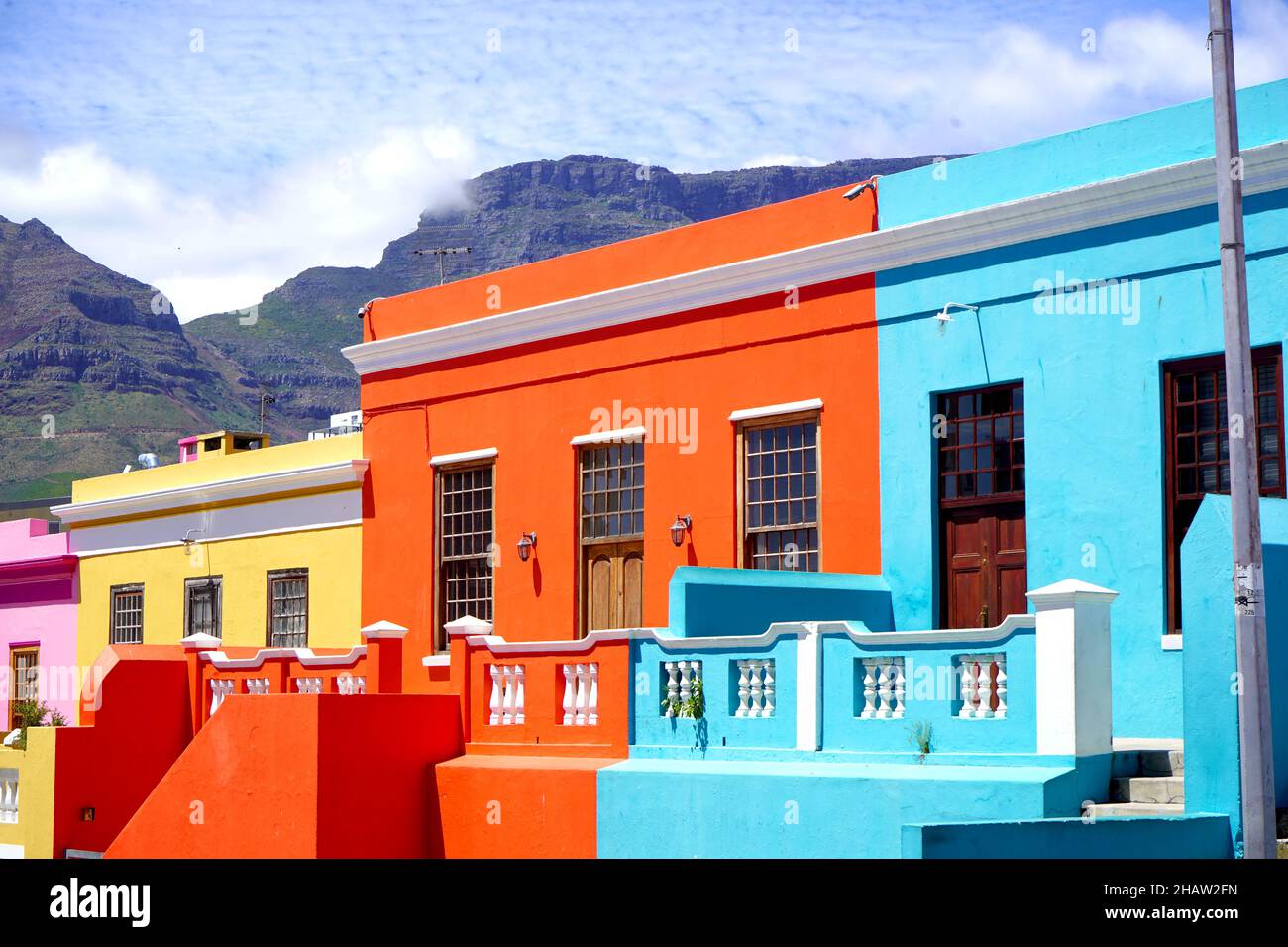 Quartier de Bo-Kaap, le Cap, Afrique du Sud - 14 décembre 2021 : maisons lumineuses distinctives dans le quartier de bo-kaap, au Cap, Afrique du Sud Banque D'Images