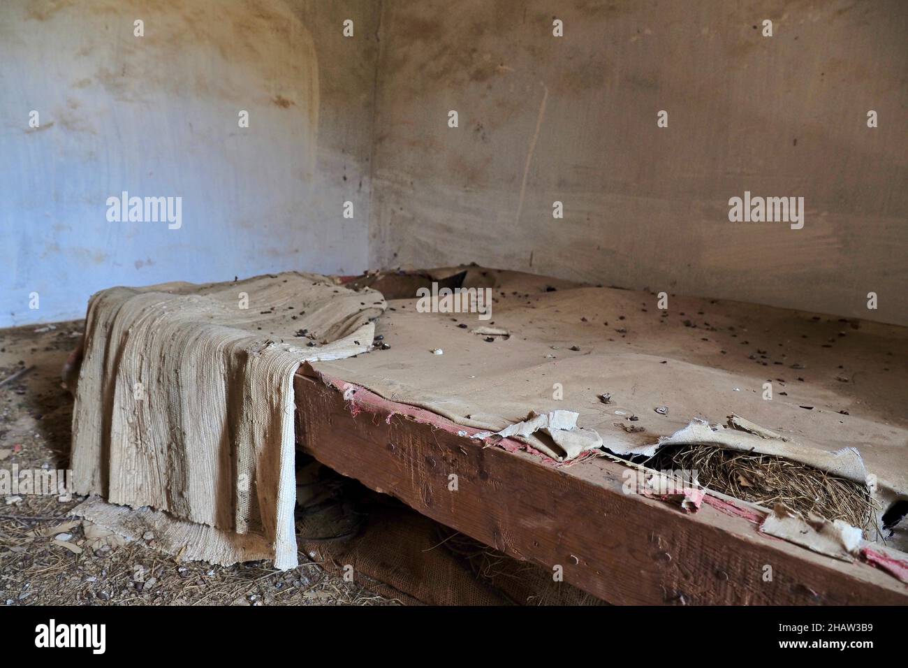 Cadre de lit démoli avec couverture et fientes de pigeon, lit cassé, maison  abandonnée, lieu perdu, Andalousie,Espagne Photo Stock - Alamy