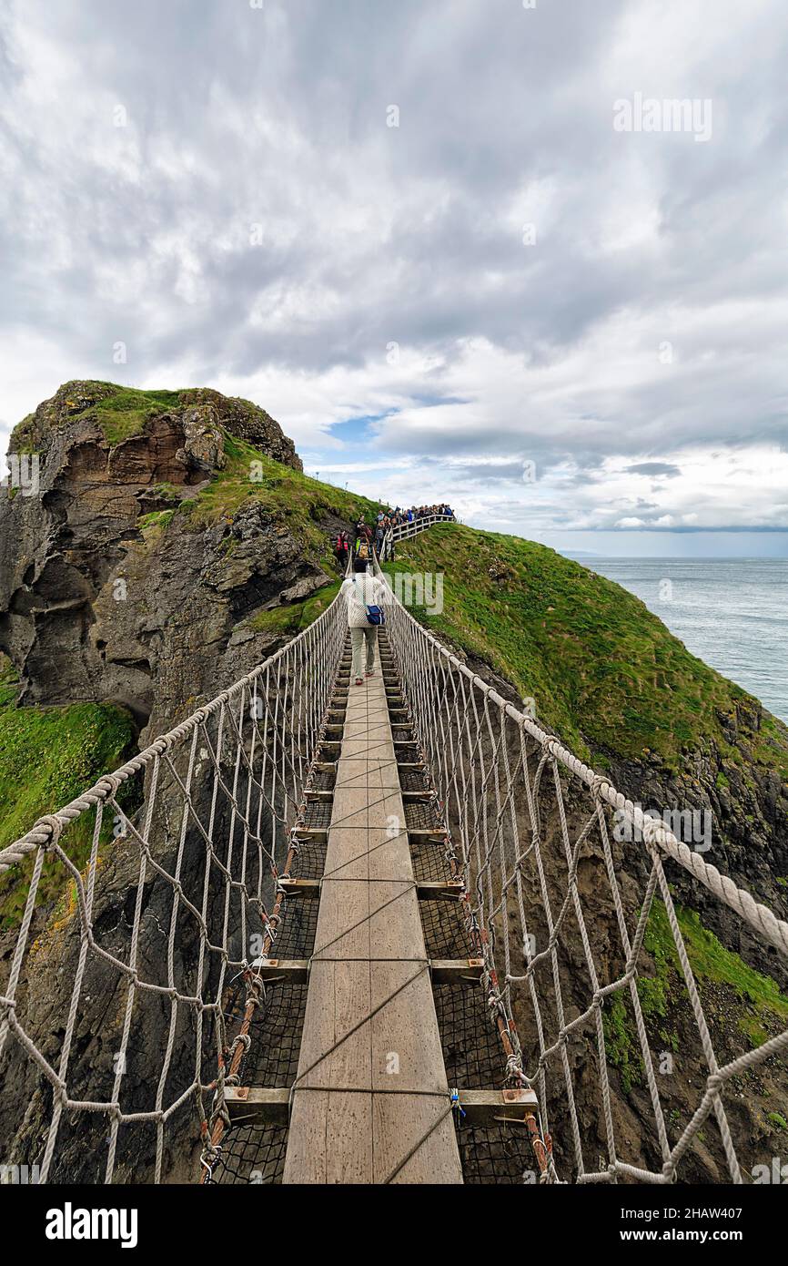 Pont suspendu étroit pour piétons sur la côte rocheuse, île inhabitée de Carrick-a-Rede, comté d'Antrim, Irlande du Nord, Grande-Bretagne Banque D'Images