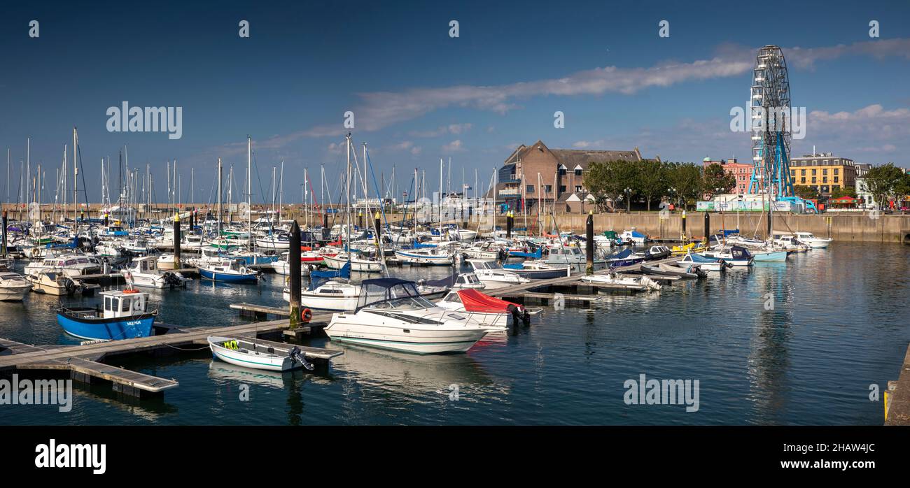 Royaume-Uni Irlande du Nord, Co Down, Bangor, Marina, bateaux amarrés près de Pickie Funpark Big Wheel, panoramique Banque D'Images