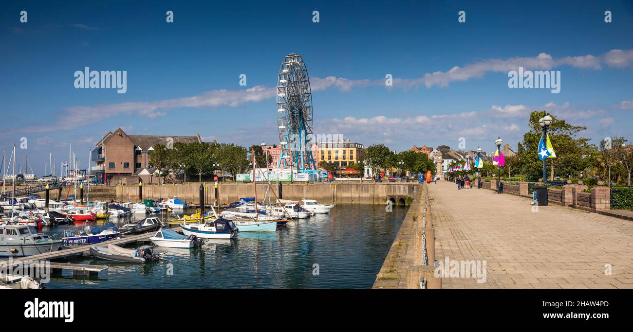 Royaume-Uni Irlande du Nord, Co Down, Bangor, Marina, bateaux amarrés près de Pickie Funpark Big Wheel, panoramique Banque D'Images