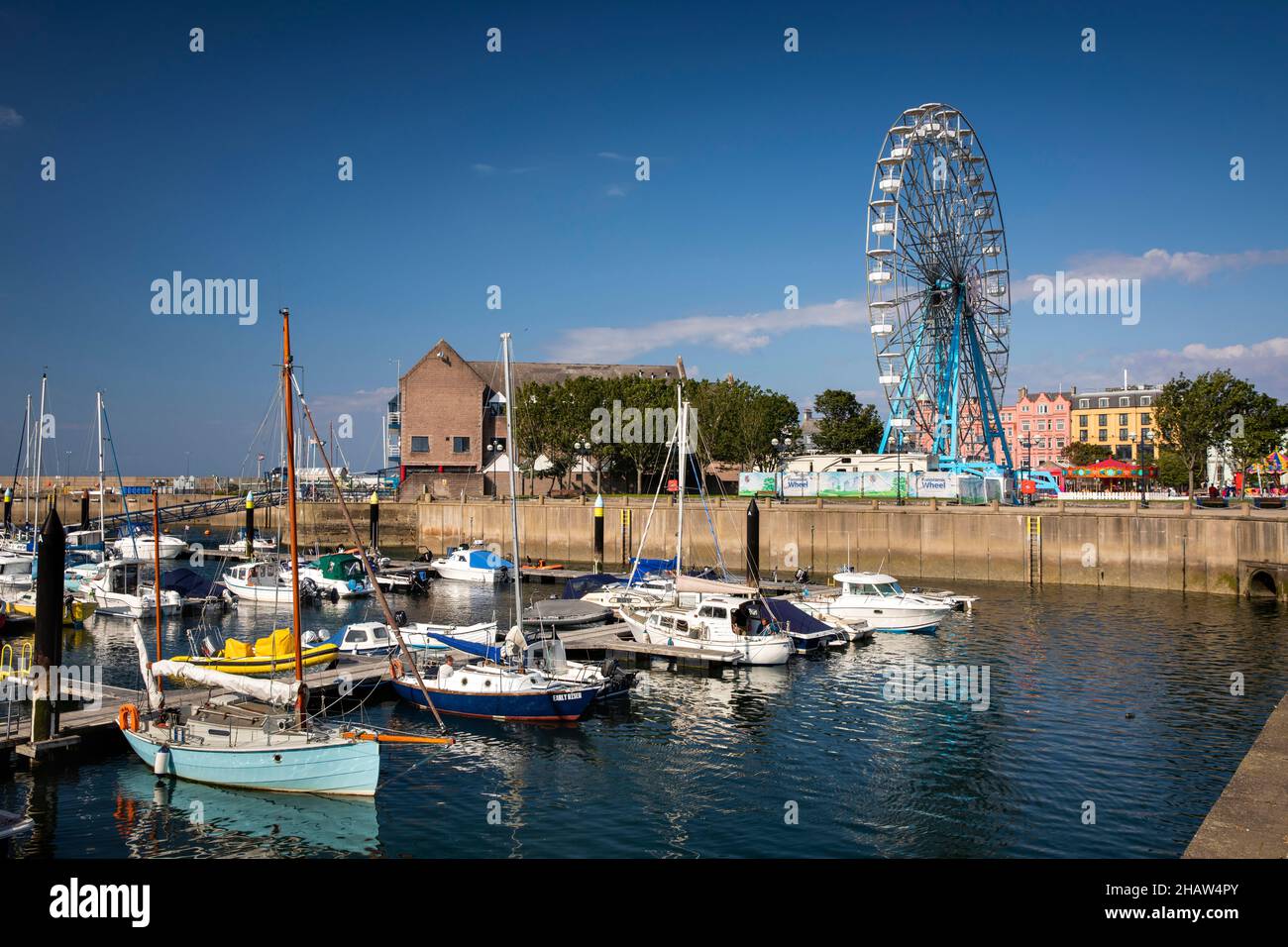 Royaume-Uni Irlande du Nord, Co Down, Bangor, Marina, bateaux amarrés près de Pickie Funpark Big Wheel Banque D'Images