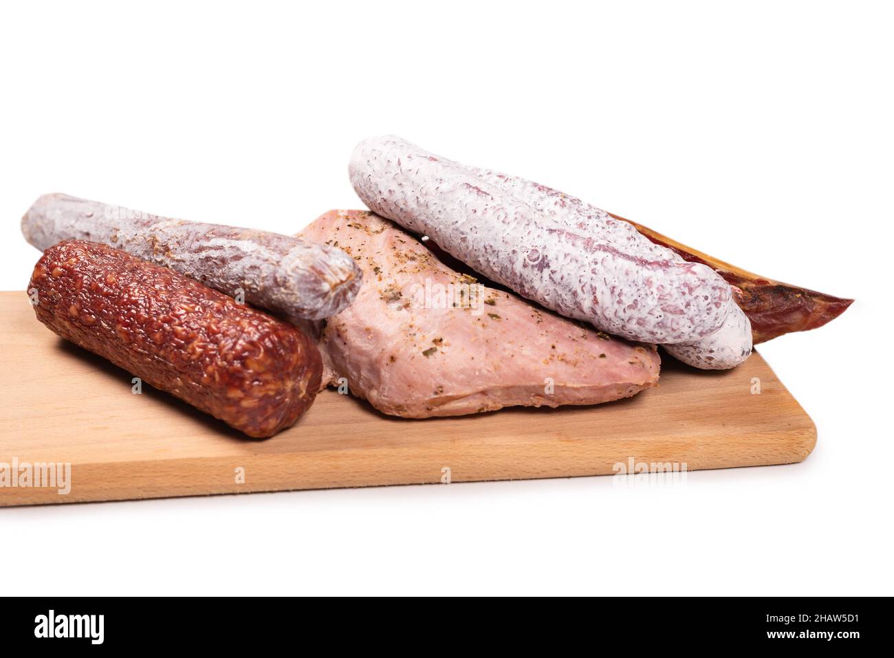 Divers de viande, viande fumée, saucisse, salami isolé sur fond blanc. Banque D'Images